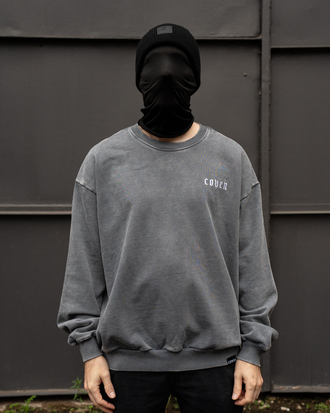 Santa Muerte Heavy Oversize Sweatshirt getragen, Vorderansicht in voller Länge
