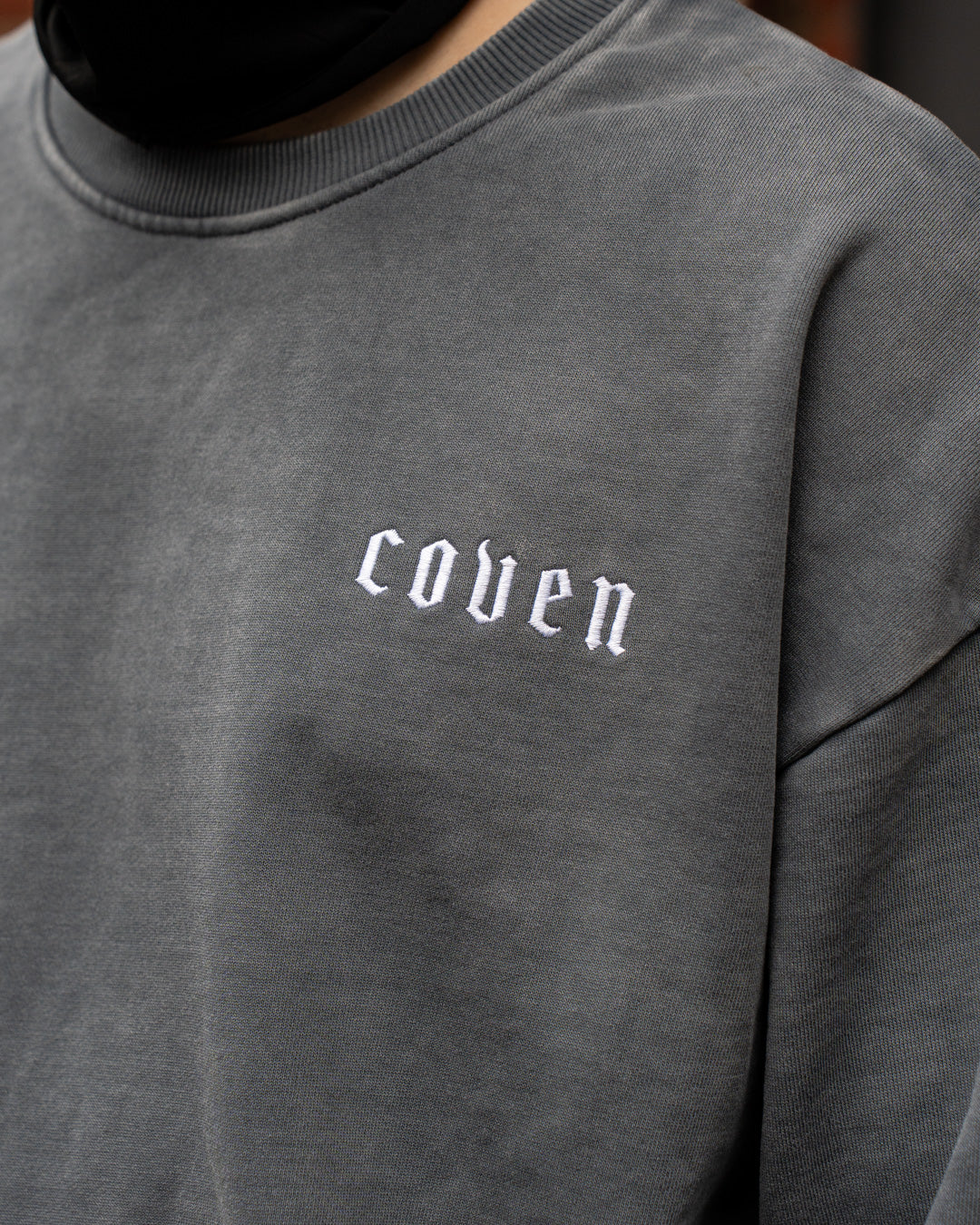 Santa Muerte Heavy Oversize Sweatshirt, Nahaufnahme des COVEN Brustdrucks
