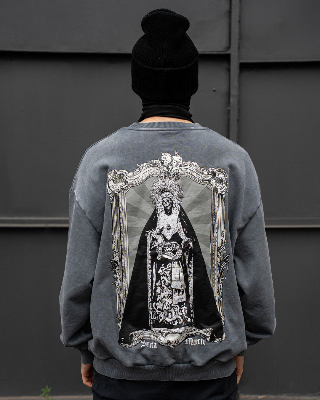 Santa Muerte Heavy Oversize Sweatshirt getragen, Rückenansicht mit Santa Muerte Druck