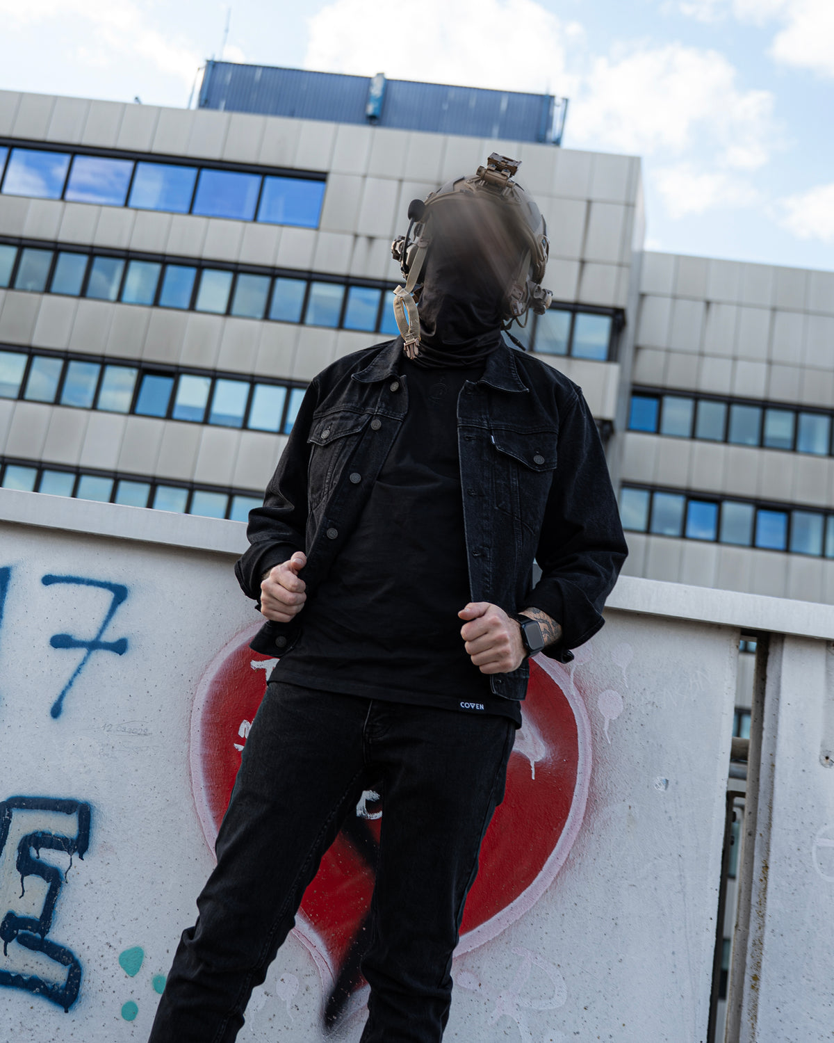 The Wormskin Jeans getragen zur Denim-Jacke, Ganzkörper frontal vor Graffiti-Wand
