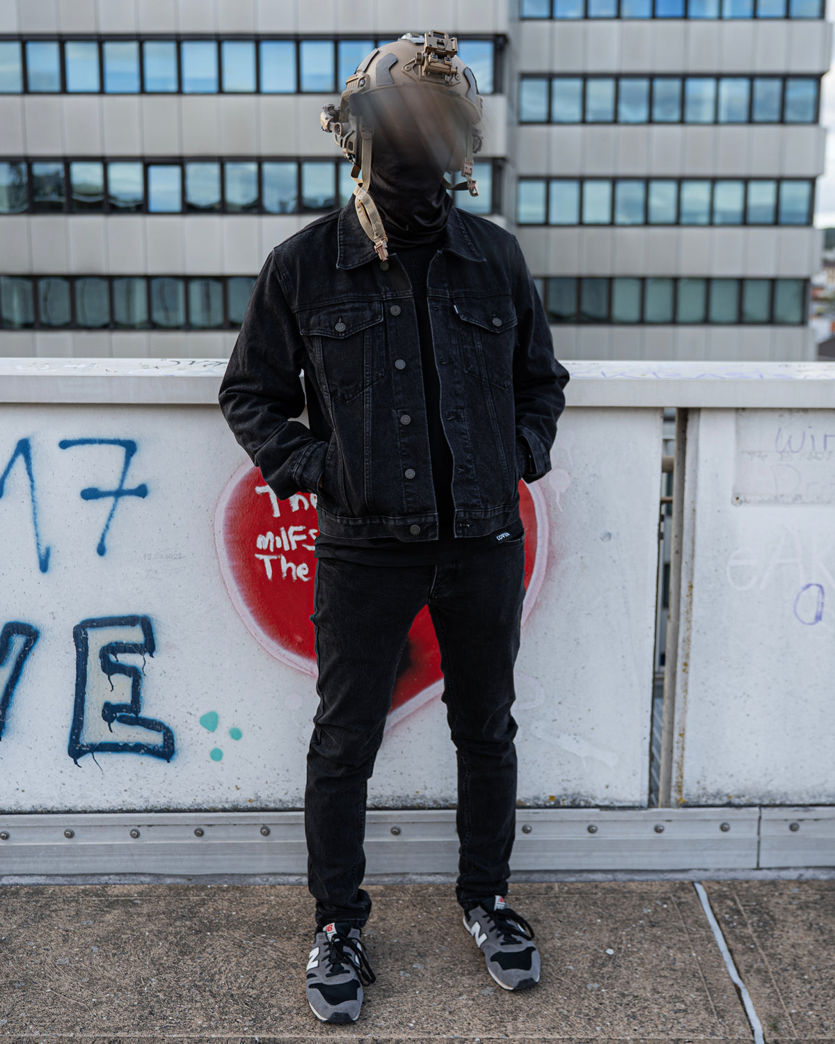 The Wormskin Jeans getragen zur Denim-Jacke, Ganzkörper frontal mit Händen in den Taschen