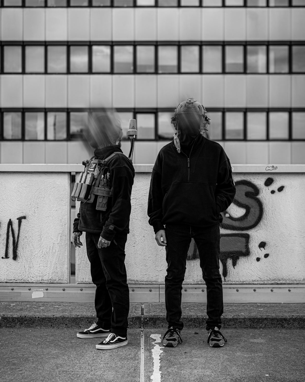 Zwei Träger der Wormskin Jeans von hinten an einer Wand