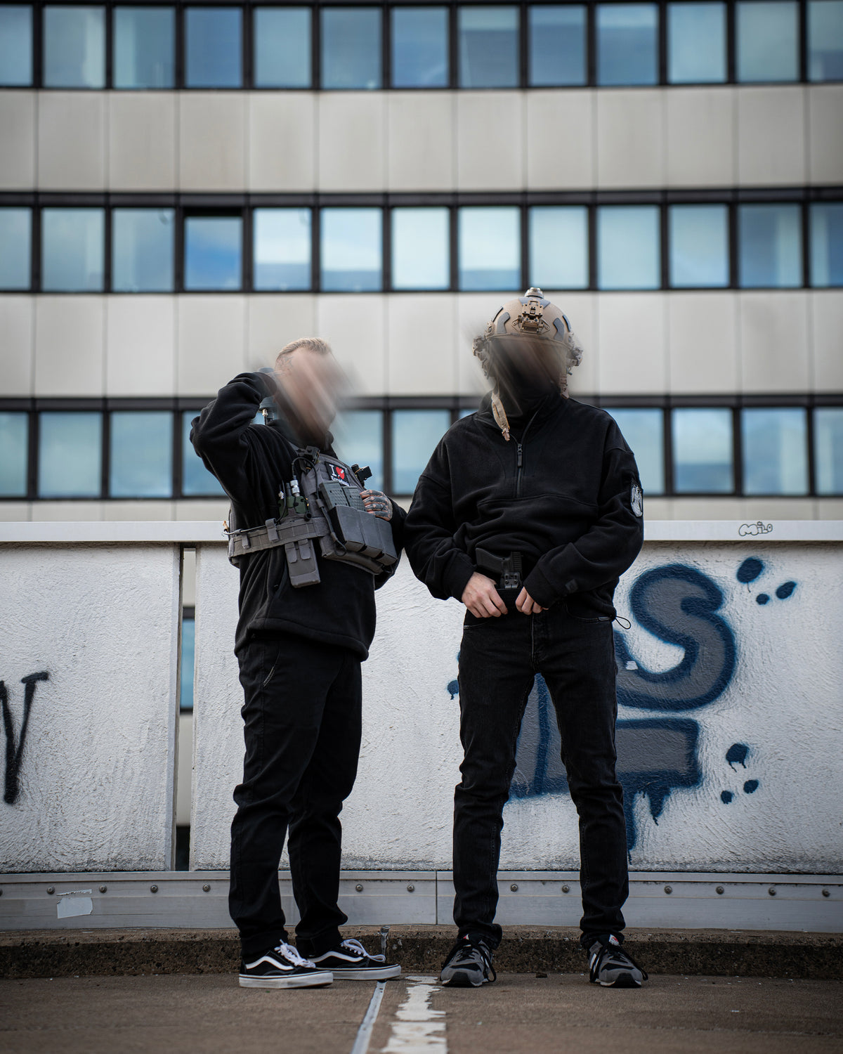 Zwei Träger der Wormskin Jeans von hinten vor einer Graffiti-Wand