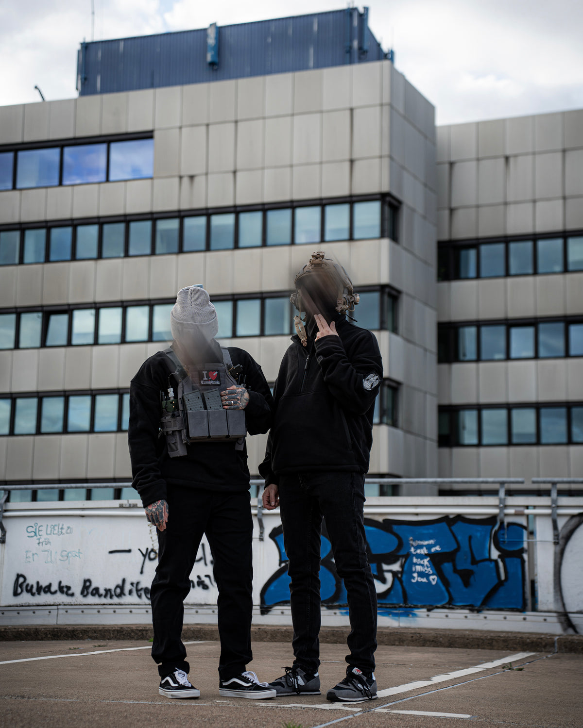 Zwei Träger der Wormskin Jeans von hinten vor einem Bürogebäude