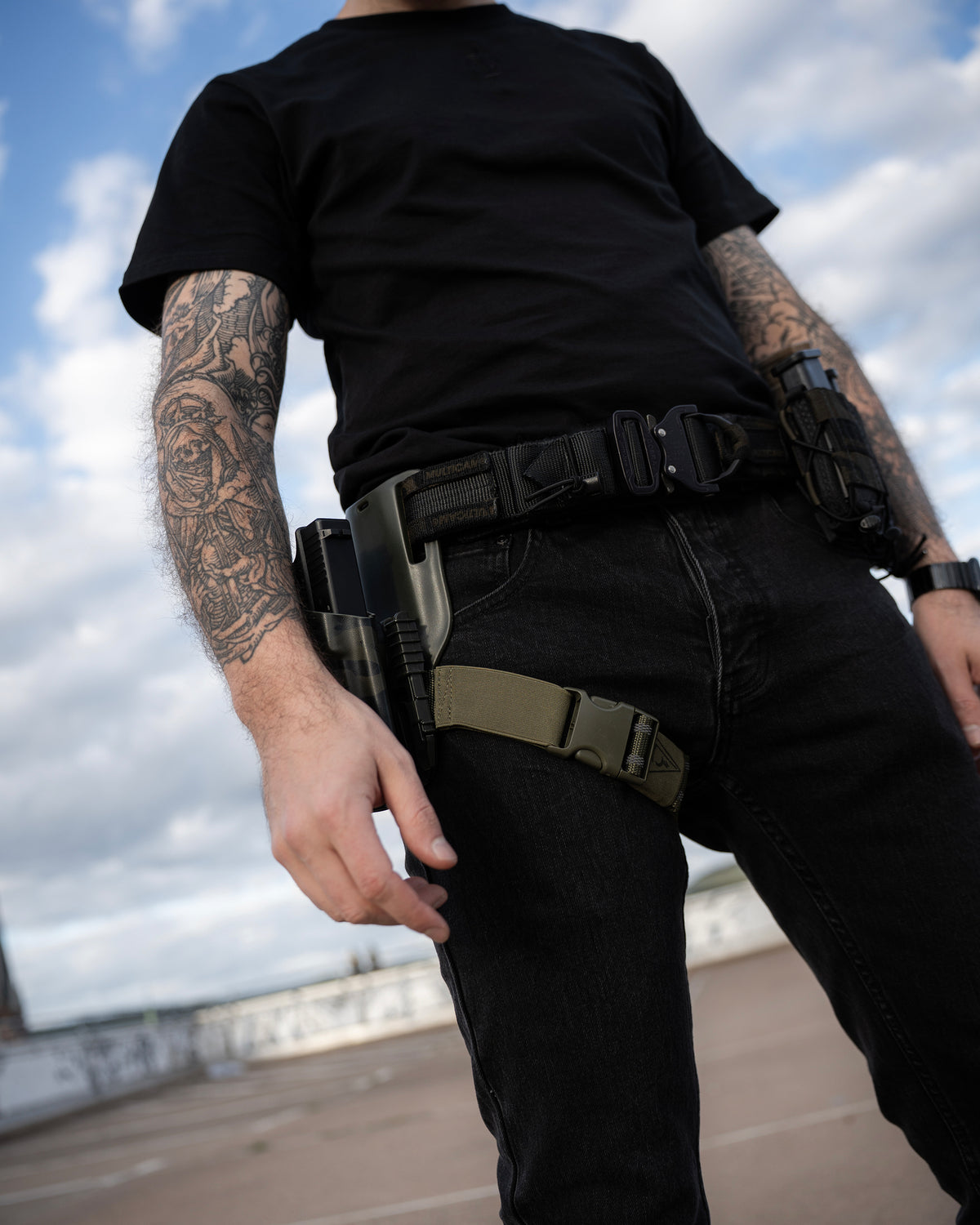 The Wormskin Jeans getragen, Hüftpartie von unten mit Battle Belt