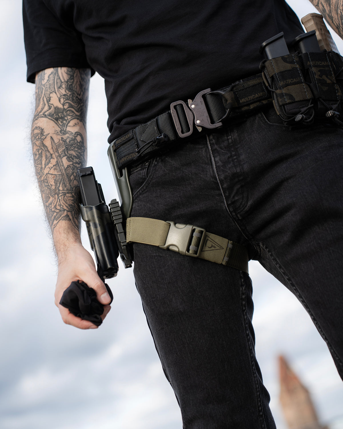 The Wormskin Jeans getragen, Hüfte seitlich mit Battle Belt und Beinholster im Detail