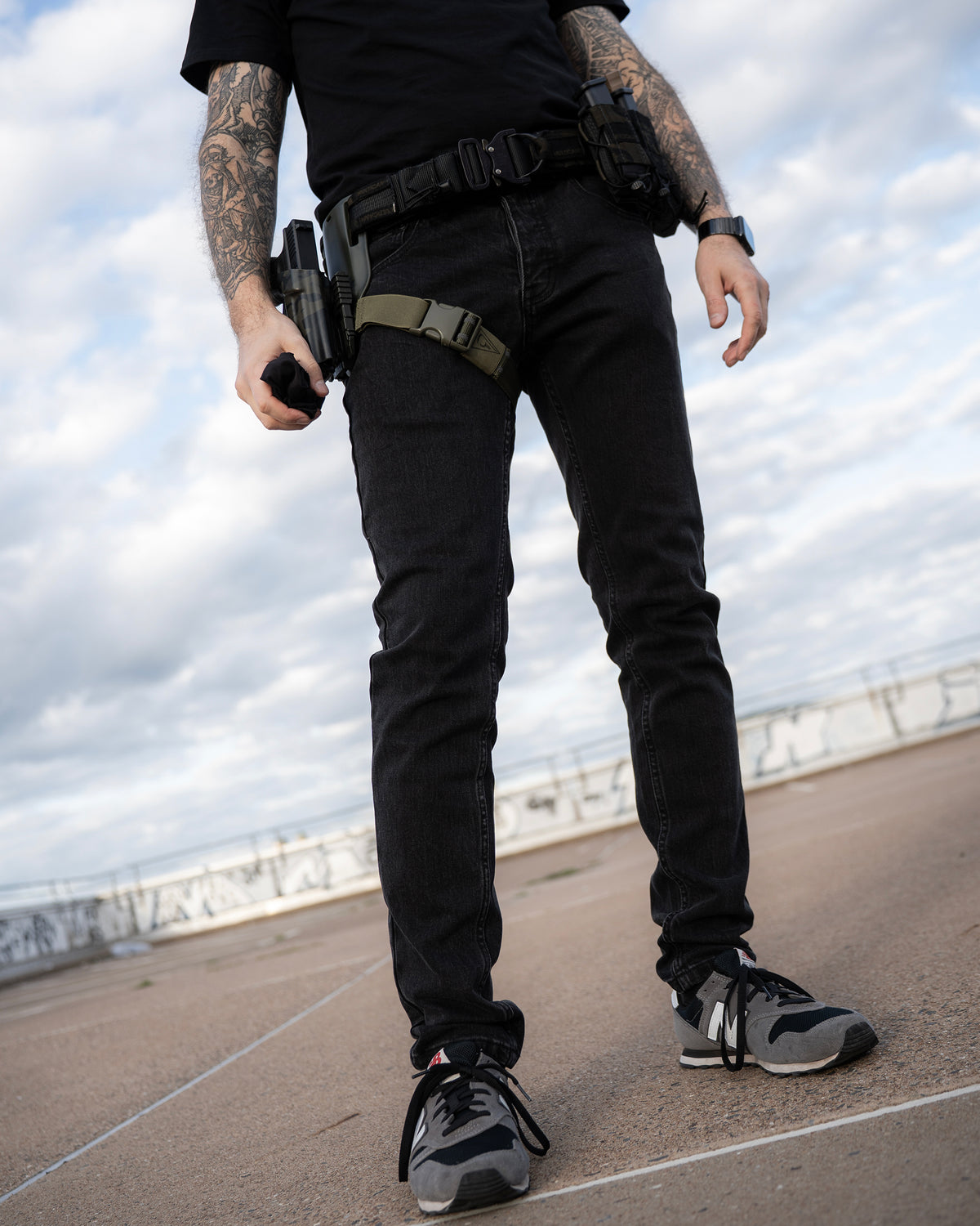 The Wormskin Jeans getragen, Beinpartie von vorn mit Battle Belt und Sneakern