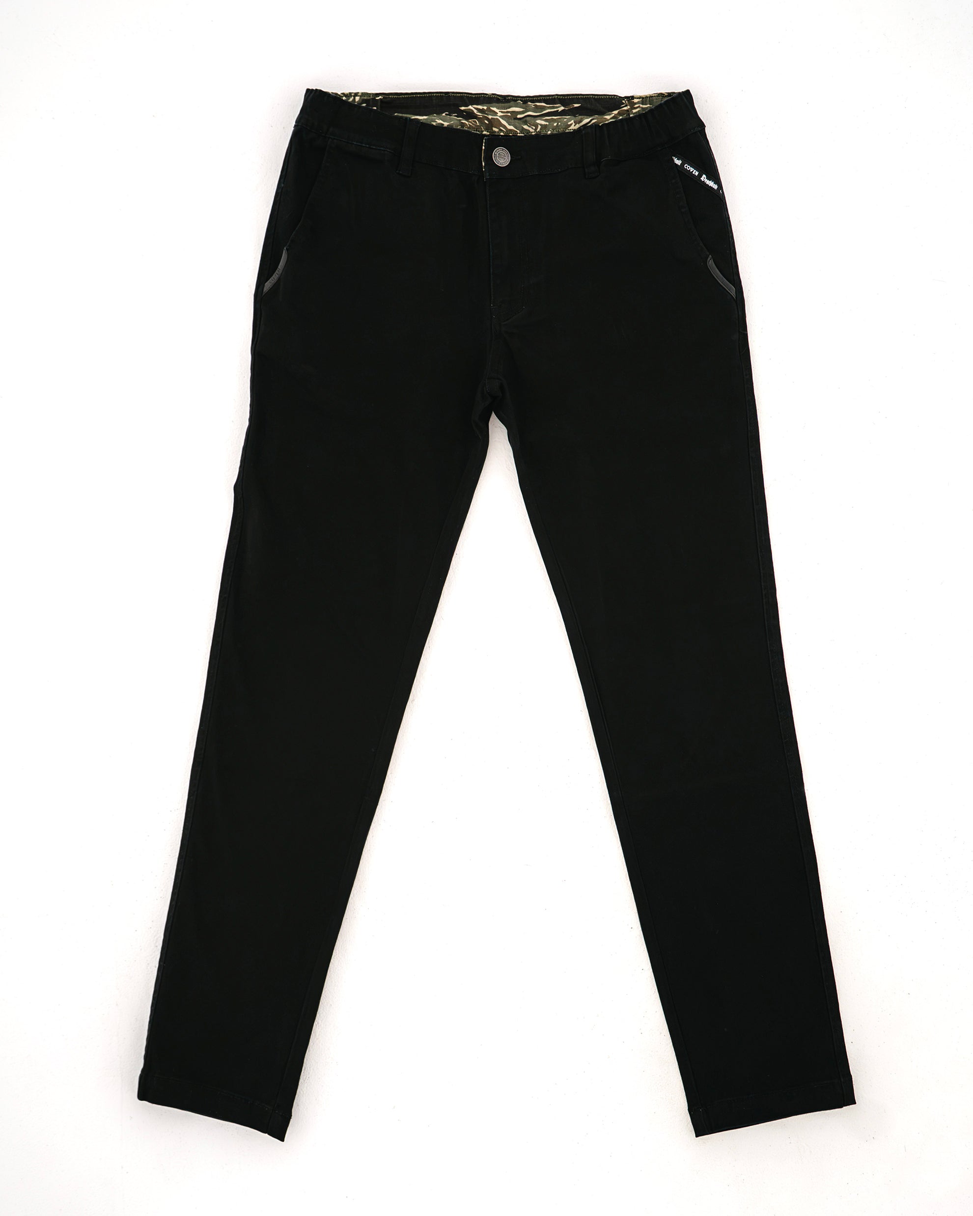 Dead Drop Chino Aeon Tigerstripe in Schwarz, komplette Hose flach von vorn