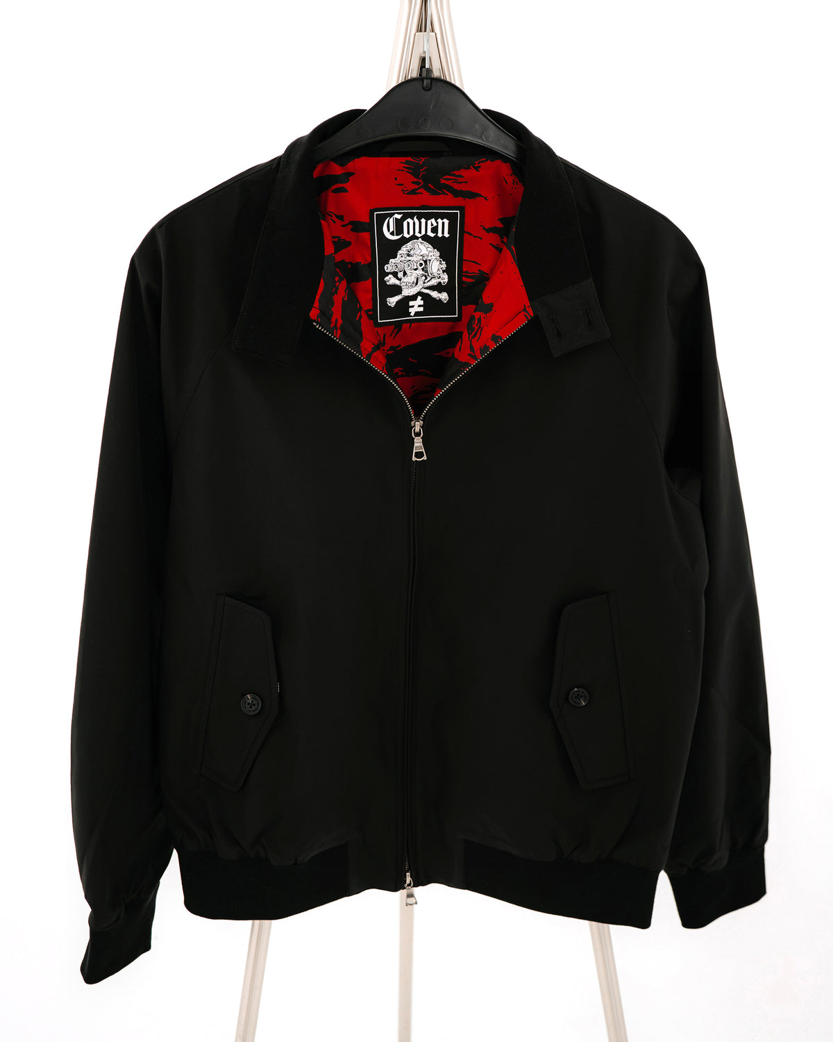 The Pariah Harrington Jacke in Schwarz, Vorderansicht am Bügel mit geschlossenem Reißverschluss