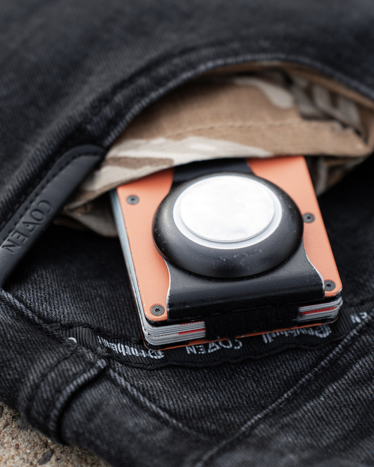 The Wormskin Jeans in Washed Black, Gesäßtasche mit COVEN Wallet und Tarnfutter