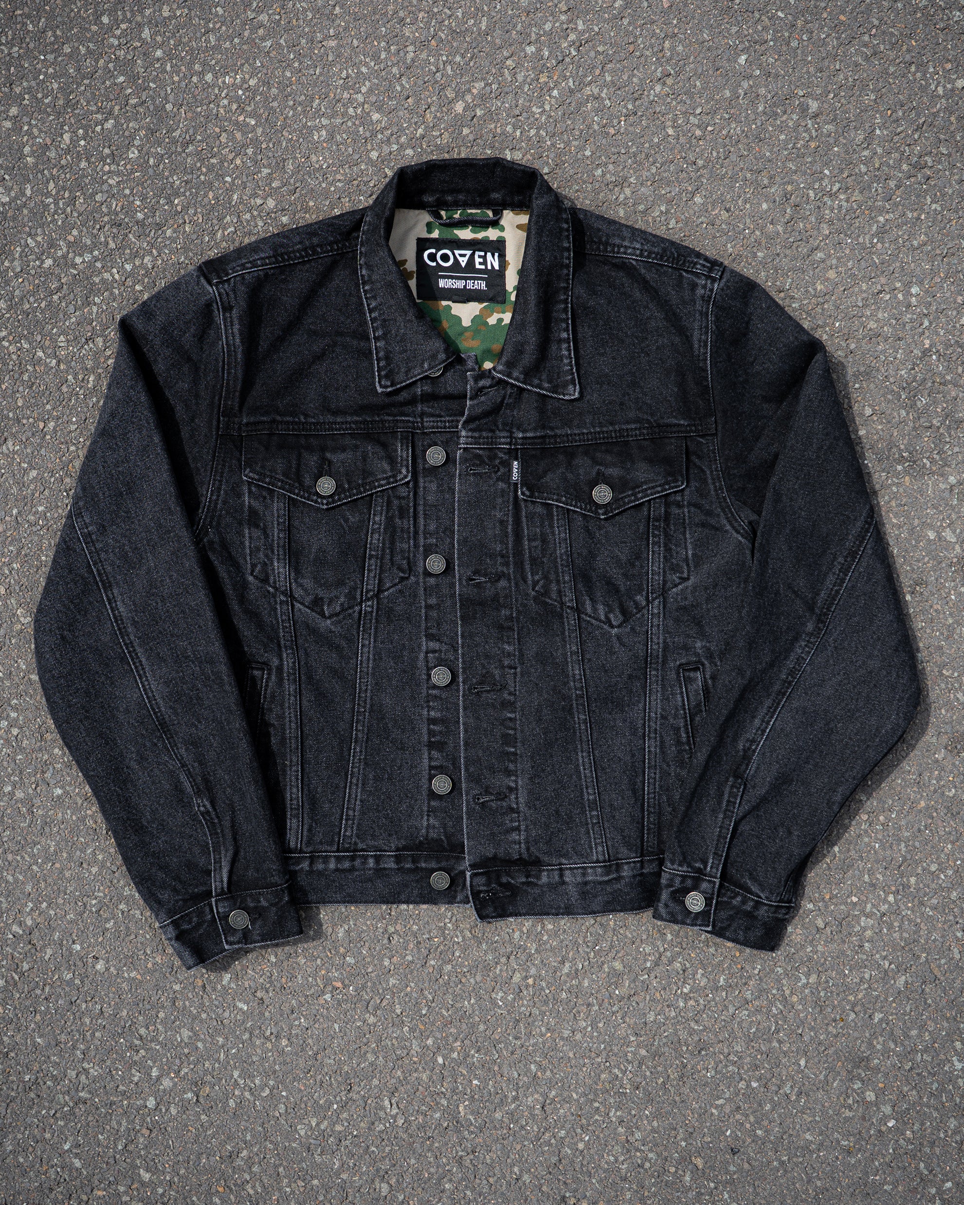 Schwarze COVEN Trucker Jacket 'The Wormshell – Kunduz Drift', Vorderansicht