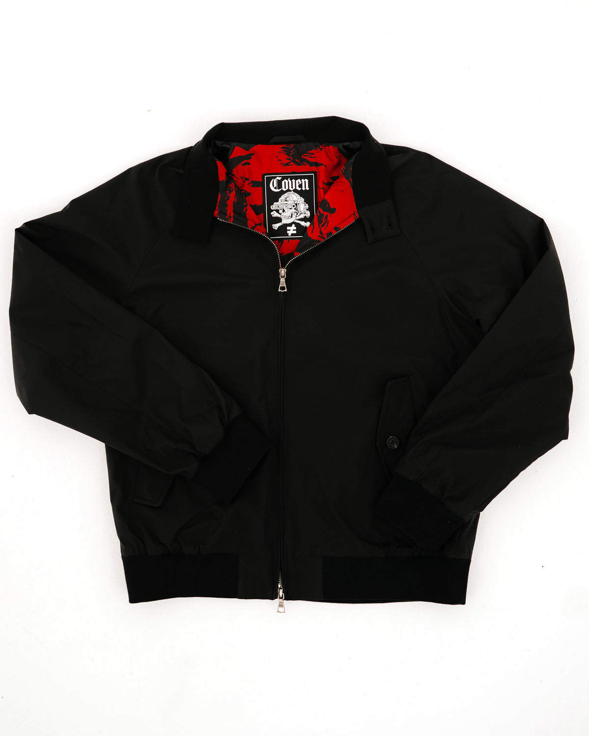 The Pariah Harrington Jacke in Schwarz, komplette Jacke flach von vorn