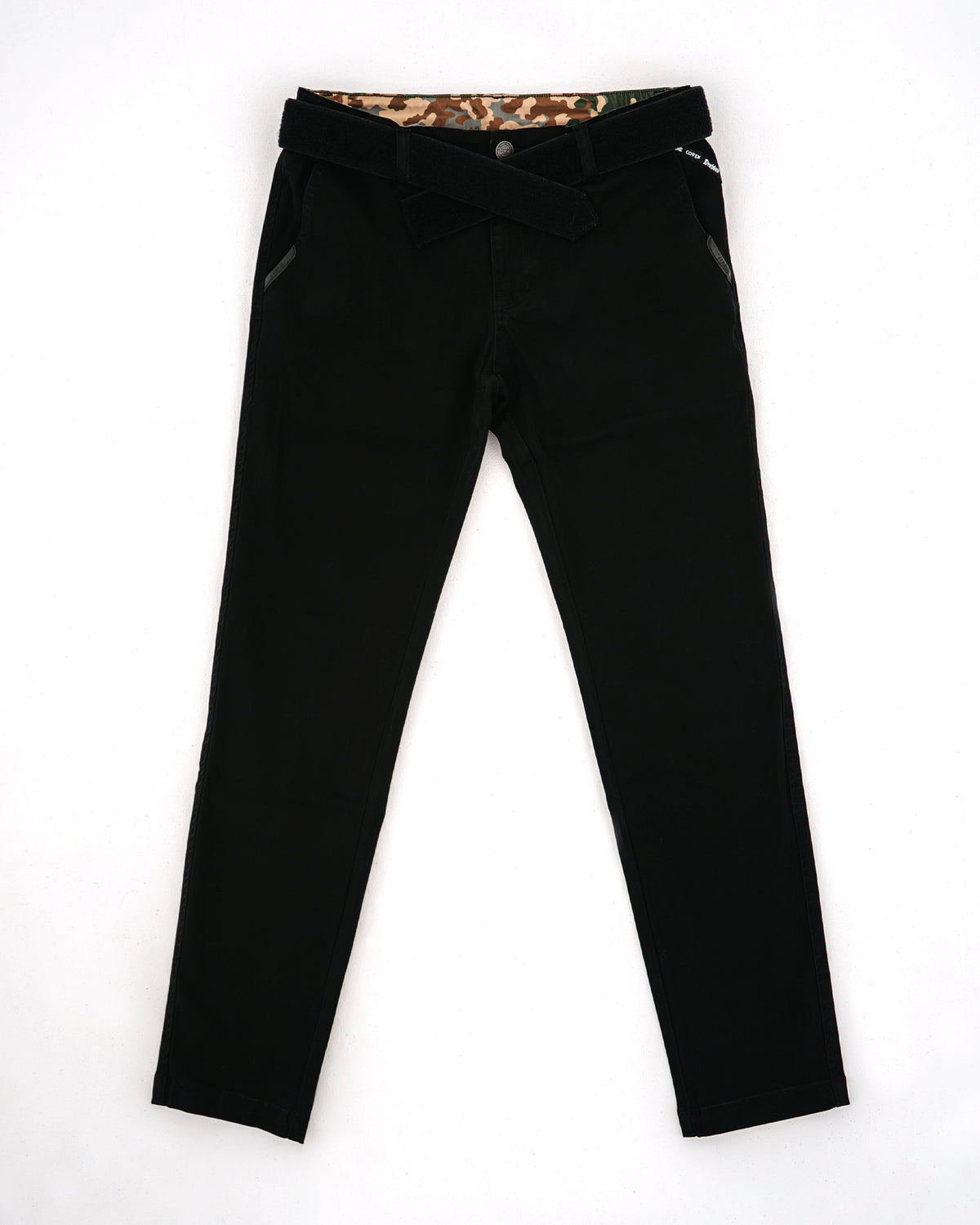 Dead Drop Chino Aeon Coven Camo in Schwarz, Hose flach von vorn mit umgeschlagenem Bund und Coven-Camo-Innenfutter