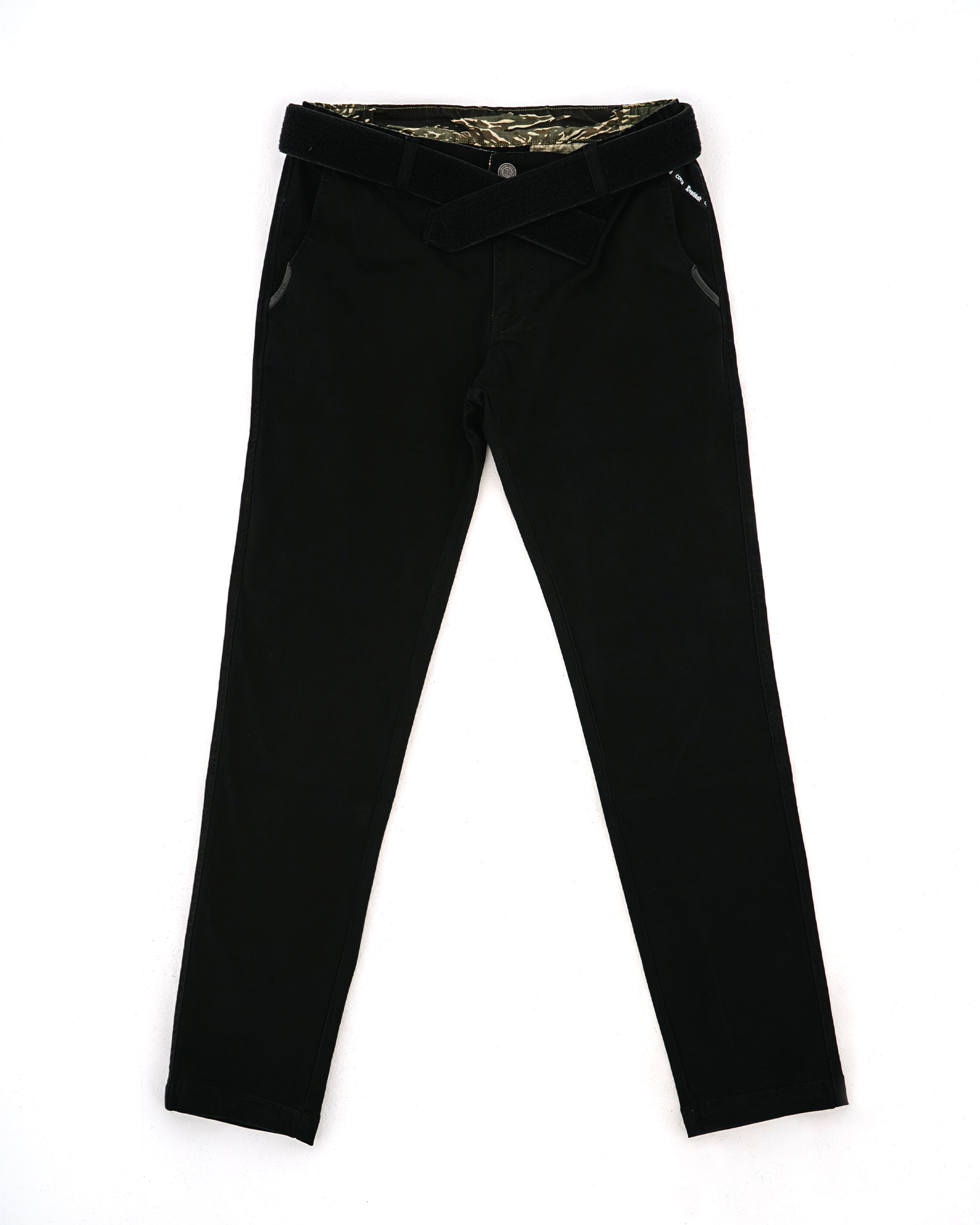 Dead Drop Chino Aeon Tigerstripe in Schwarz, Hose flach von vorn mit umgeschlagenem Bund und Tigerstripe-Innenfutter