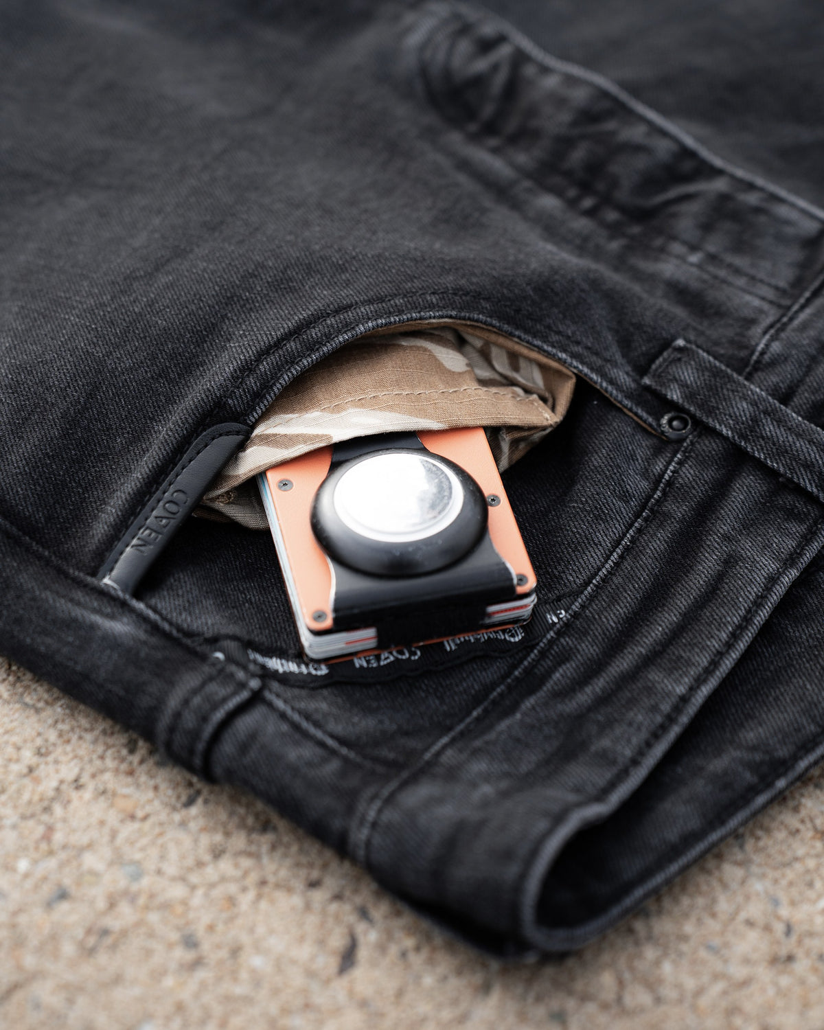The Wormskin Jeans in Washed Black, Gesäßtasche mit Wallet und Tarnfutter in weiterer Ansicht