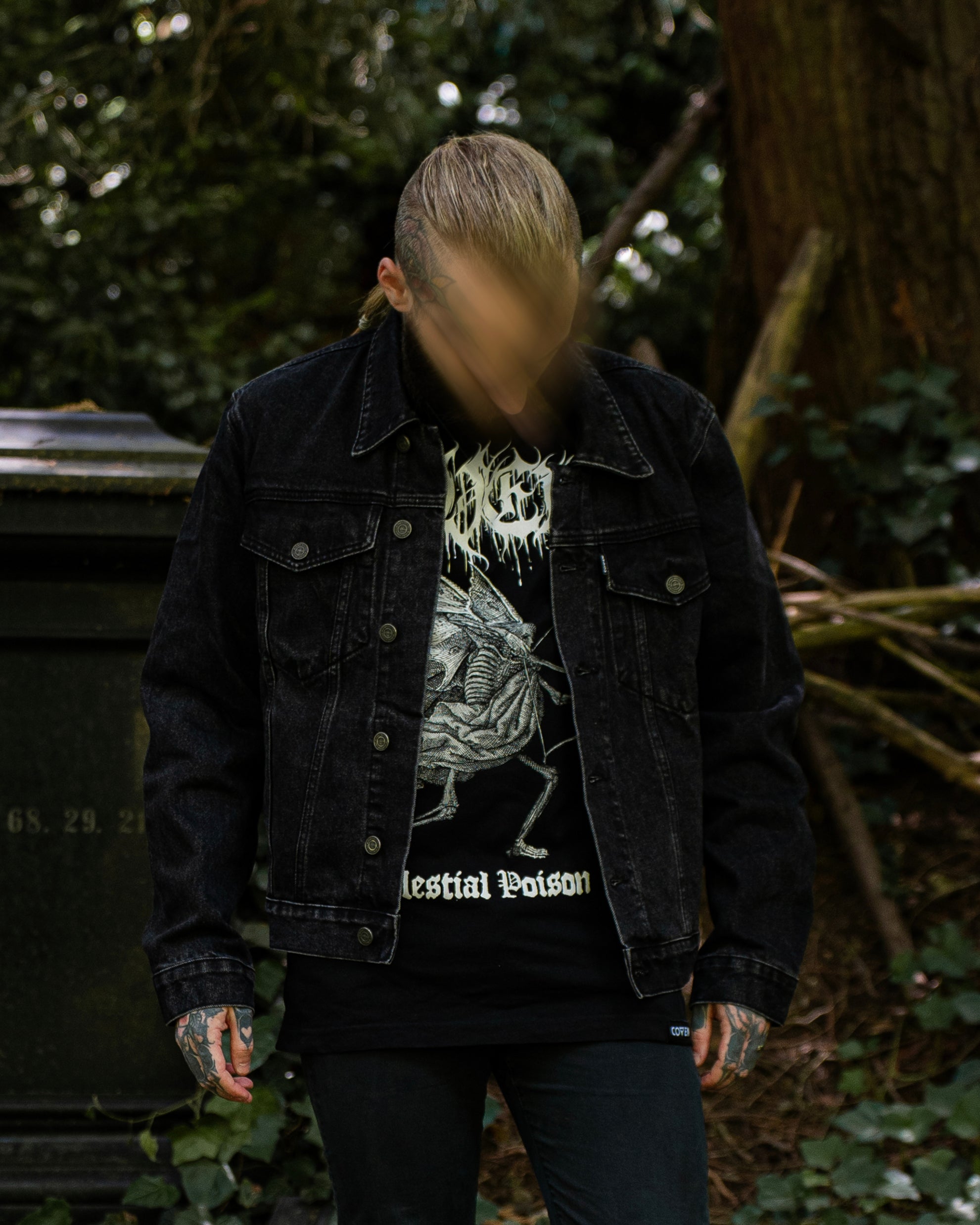 Model trägt schwarze COVEN Trucker Jacket 'Kunduz Drift', Vorderansicht
