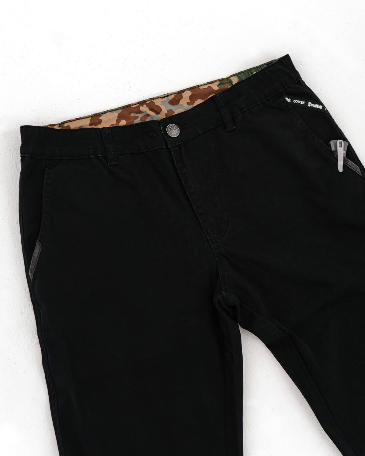 Dead Drop Chino Aeon Coven Camo in Schwarz, Hüftpartie mit Coven-Camo-Bund und Reißverschlusstasche