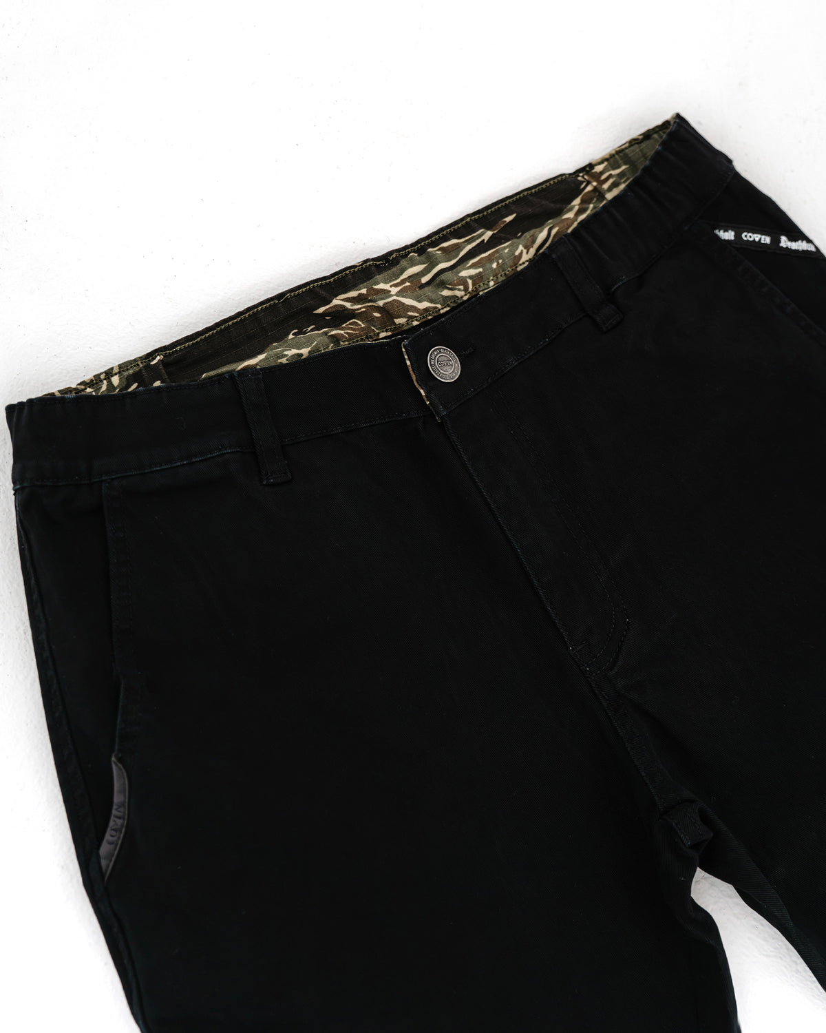 Dead Drop Chino Aeon Tigerstripe in Schwarz, Hüftpartie mit Tigerstripe-Bund und Reißverschlusstasche