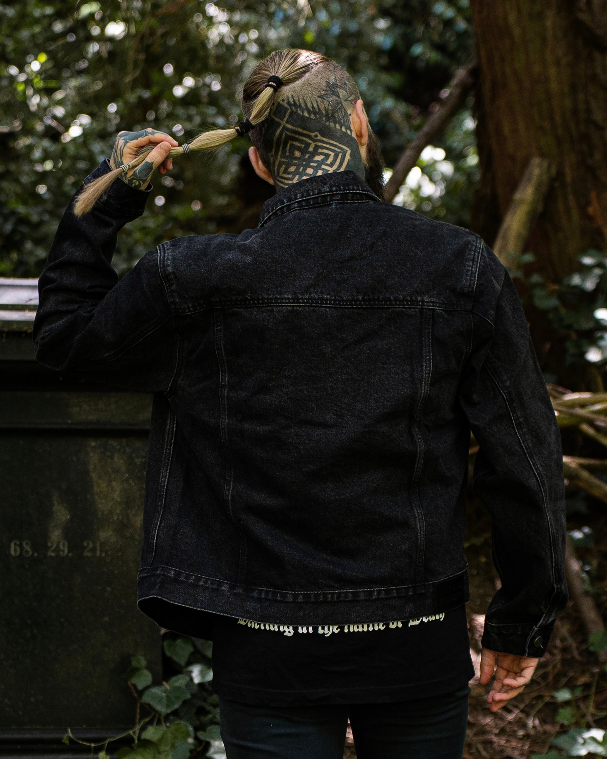 Model trägt schwarze COVEN Trucker Jacket 'Kunduz Drift', Rückansicht