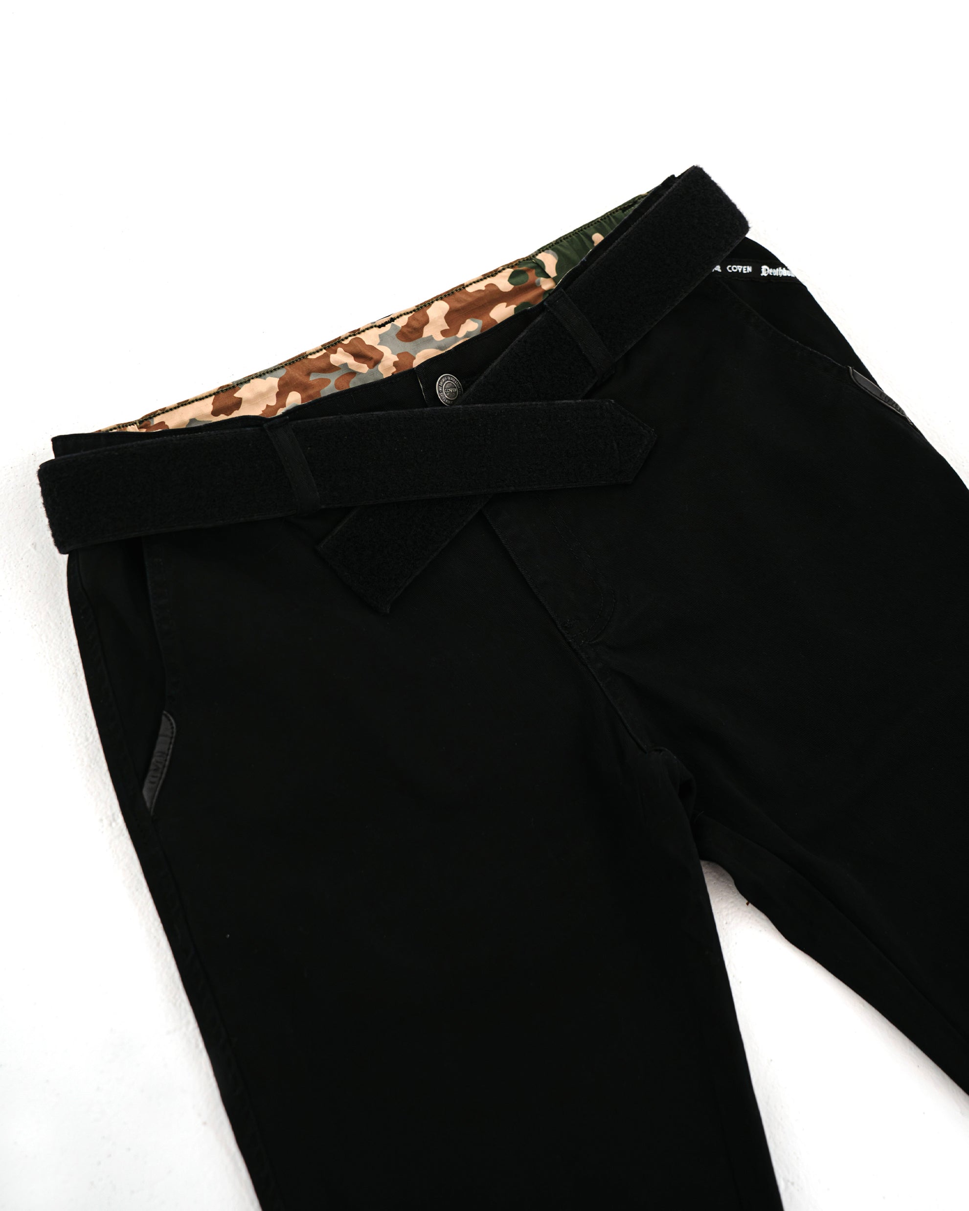 Dead Drop Chino Aeon Coven Camo in Schwarz, breite Gürtelschlaufe am Coven-Camo-Bund
