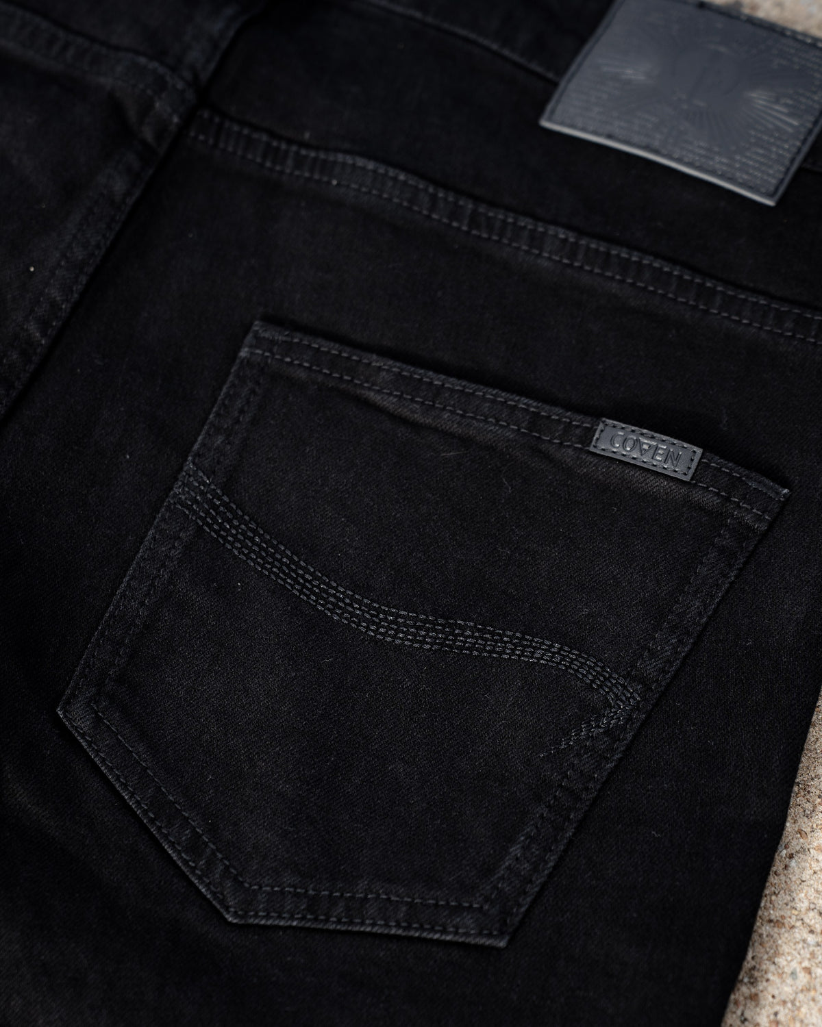 The Wormskin Jeans in Schwarz, Gesäßtasche komplett mit COVEN Etikett und doppelter Steppnaht