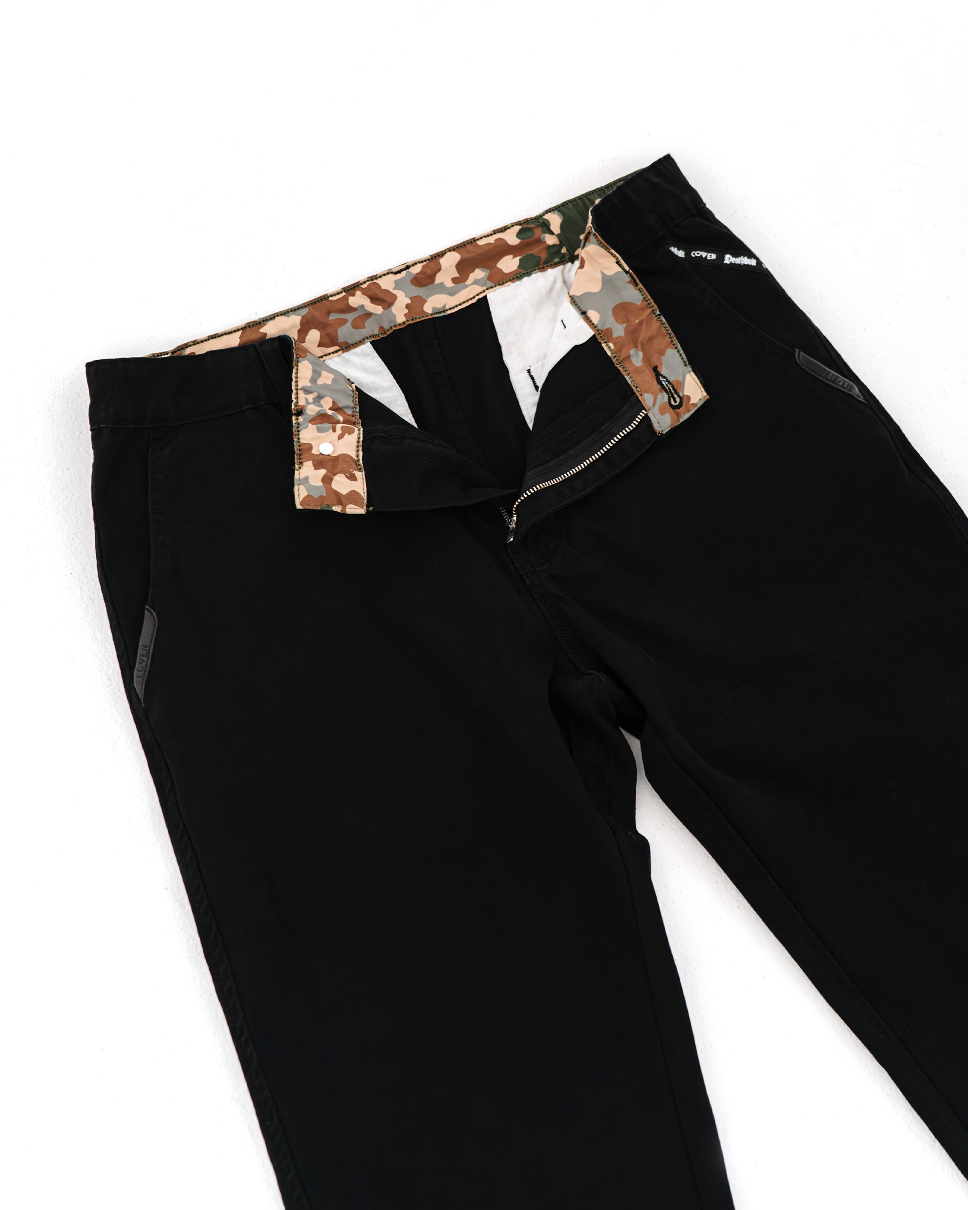 Dead Drop Chino Aeon Coven Camo in Schwarz, geöffneter Bund mit Coven-Camo-Innenfutter