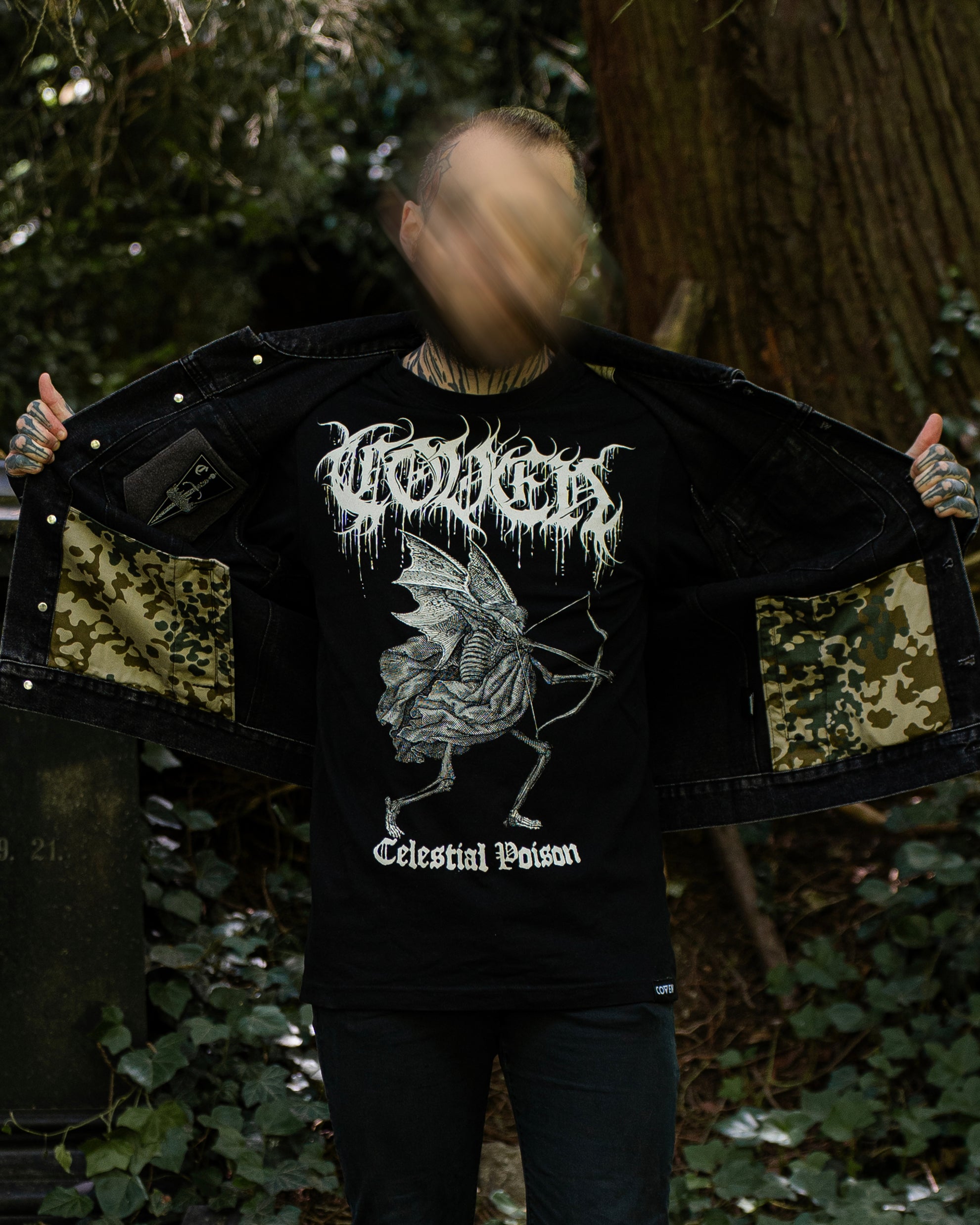 Model zeigt Camouflage-Innenfutter der COVEN Trucker Jacket 'Kunduz Drift'