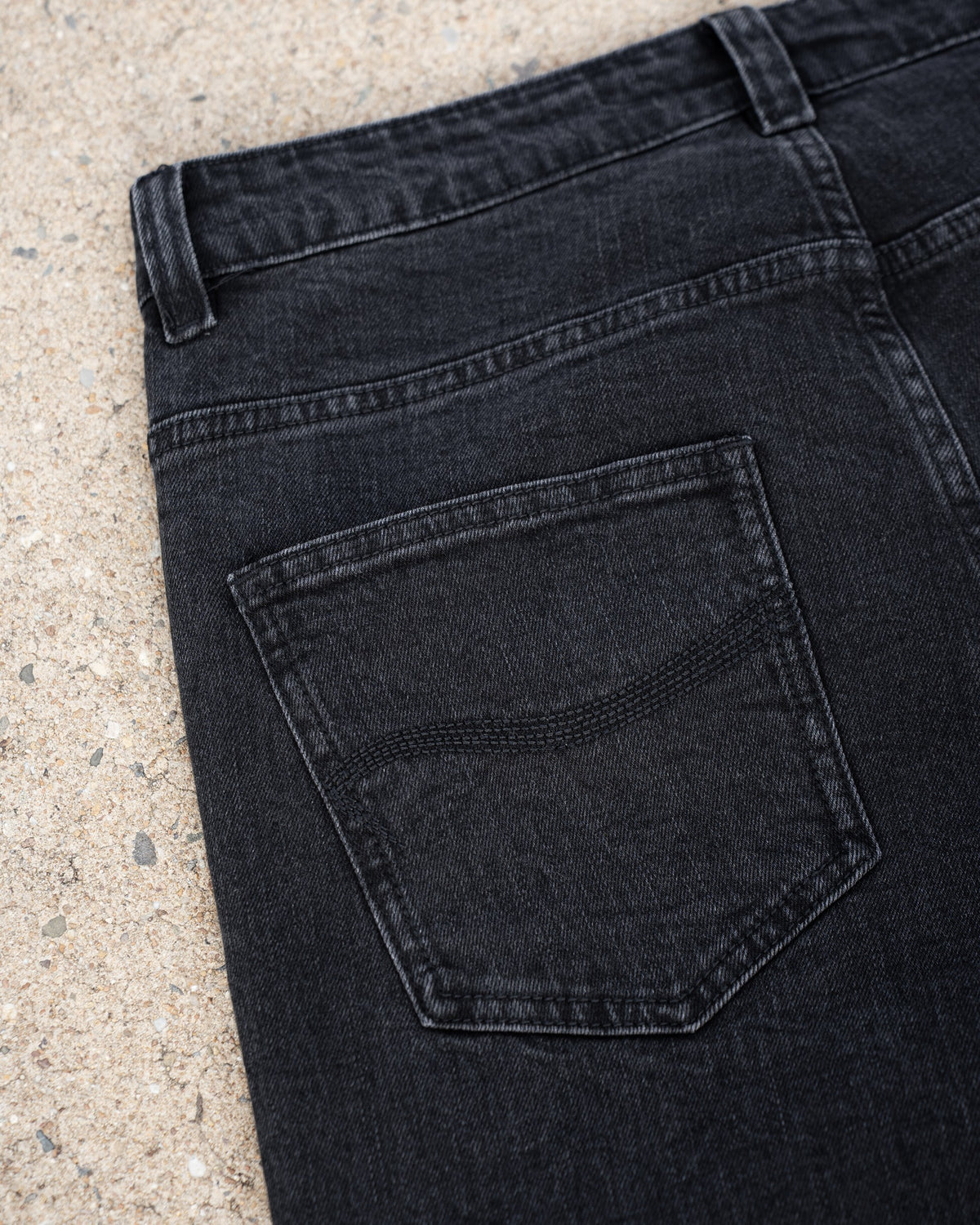 The Wormskin Jeans in Washed Black, Gesäßtasche mit Bund und Gürtelschlaufen