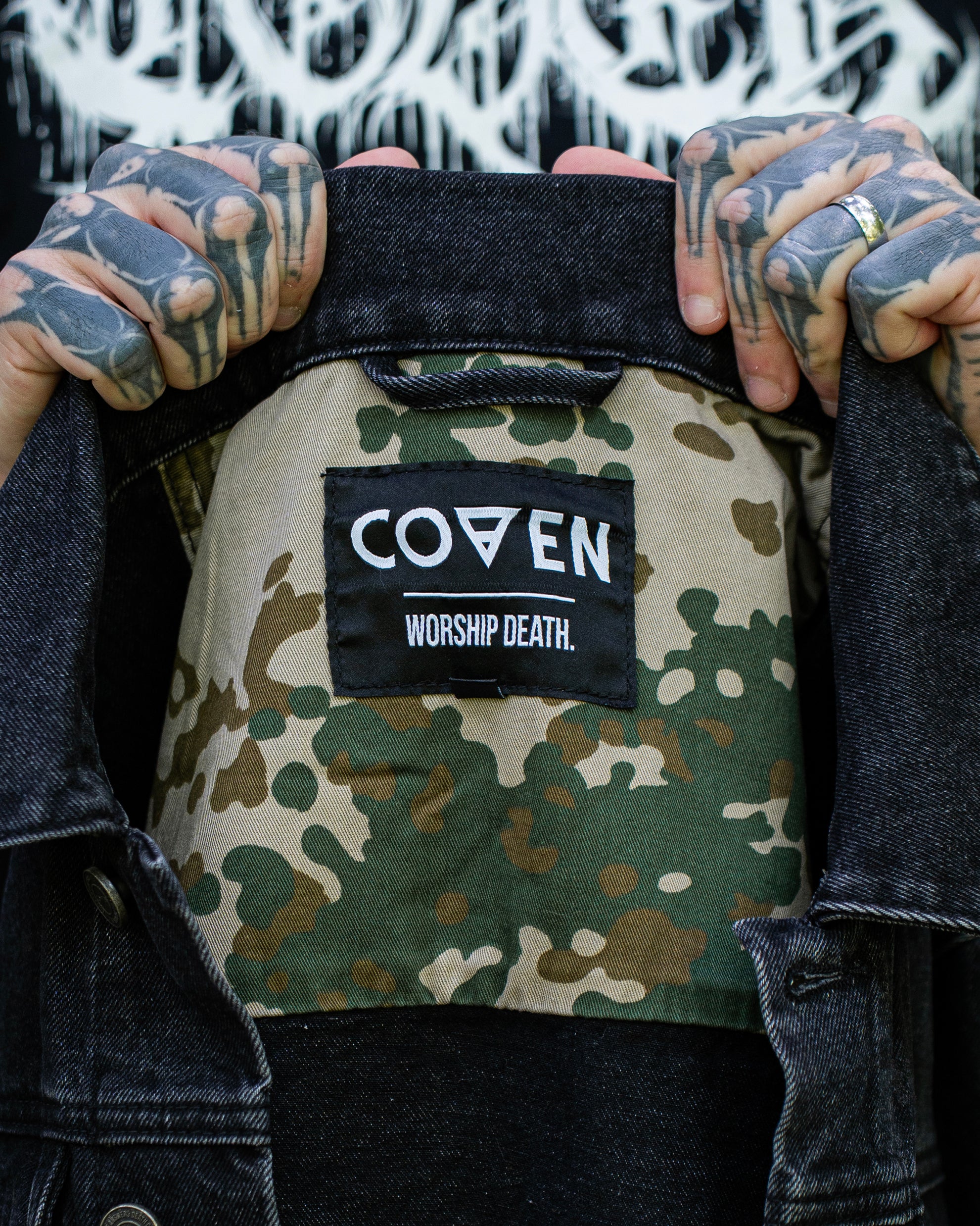 COVEN Innenlabel 'Worship Death' in der Trucker Jacket 'Kunduz Drift'