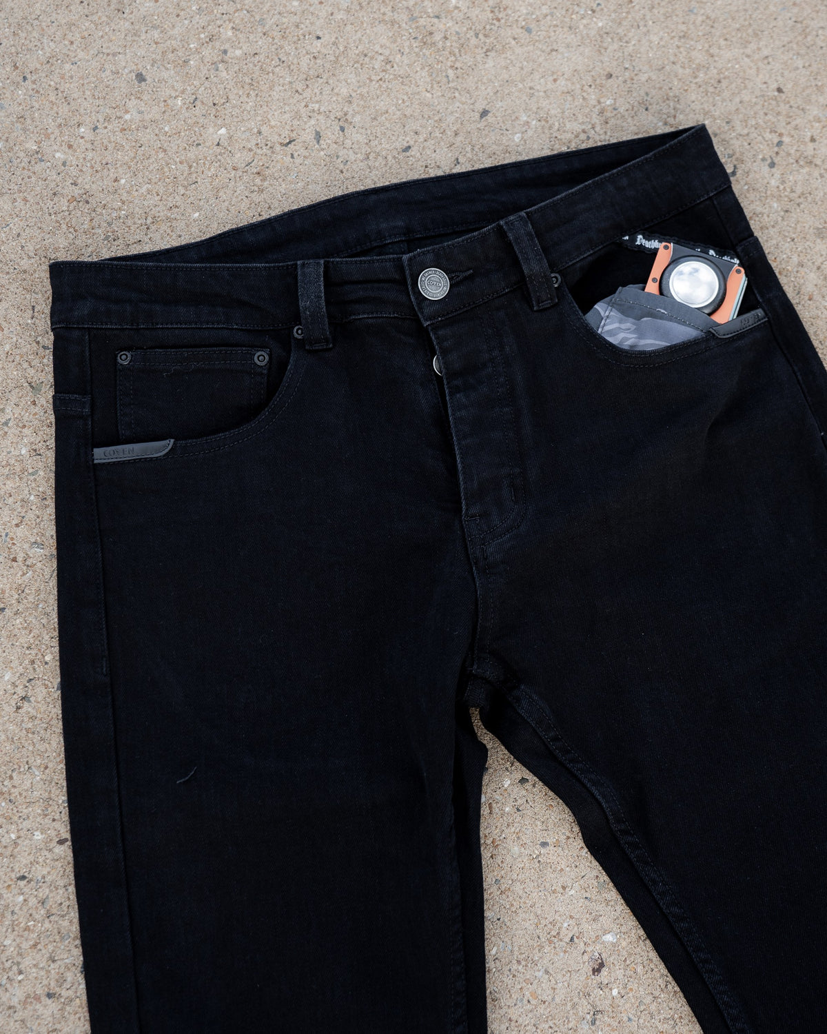 The Wormskin Jeans in Schwarz, Jeans flach von vorn mit Wallet in der Vordertasche