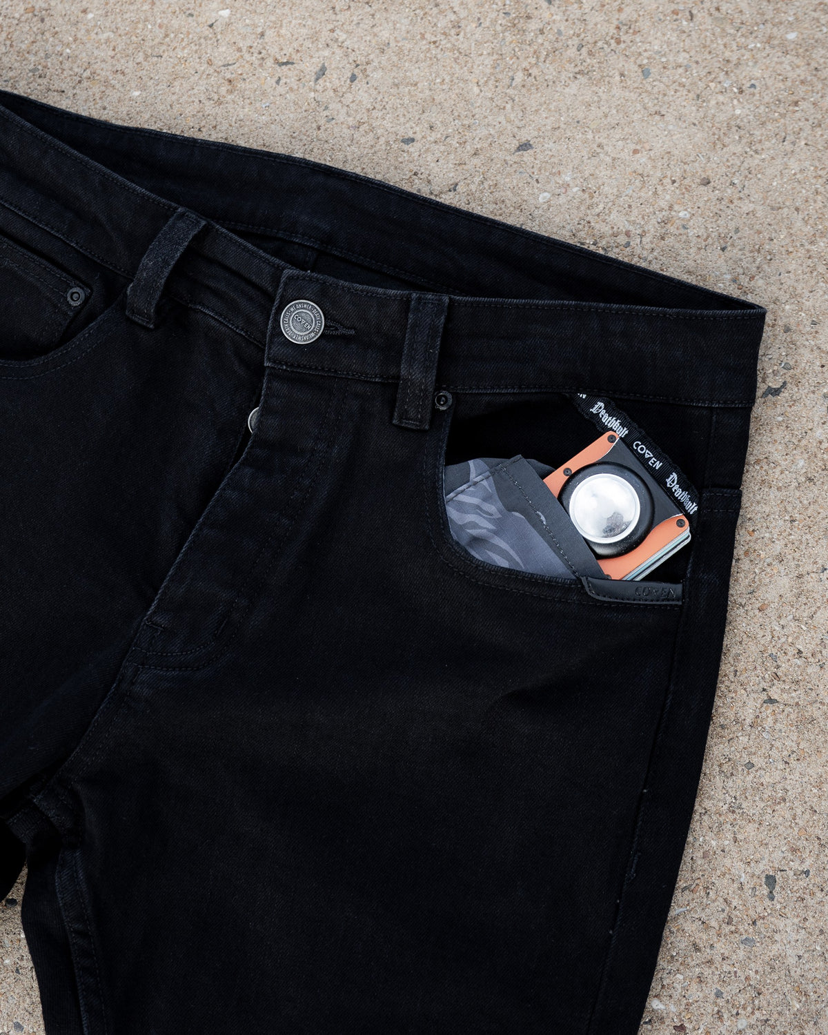 The Wormskin Jeans in Schwarz, Hüftpartie vorn schräg mit Wallet und Tiger Stripe Futter