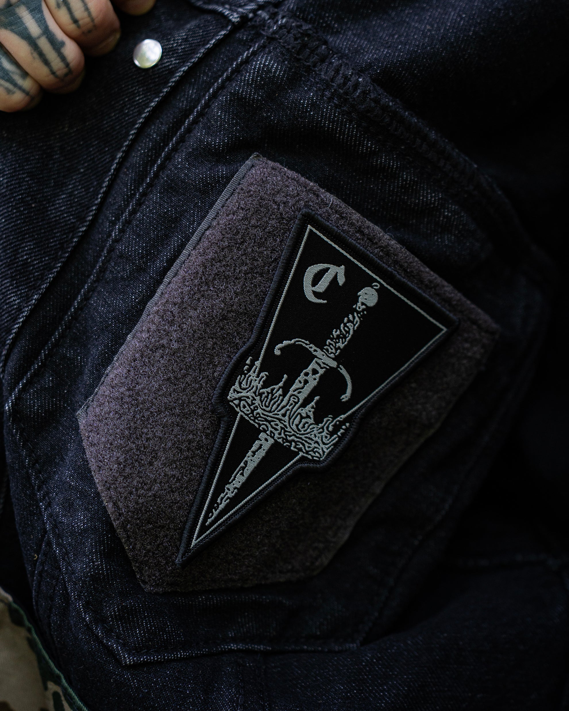 COVEN Dolch-Patch im Detail an der Trucker Jacket 'Kunduz Drift'