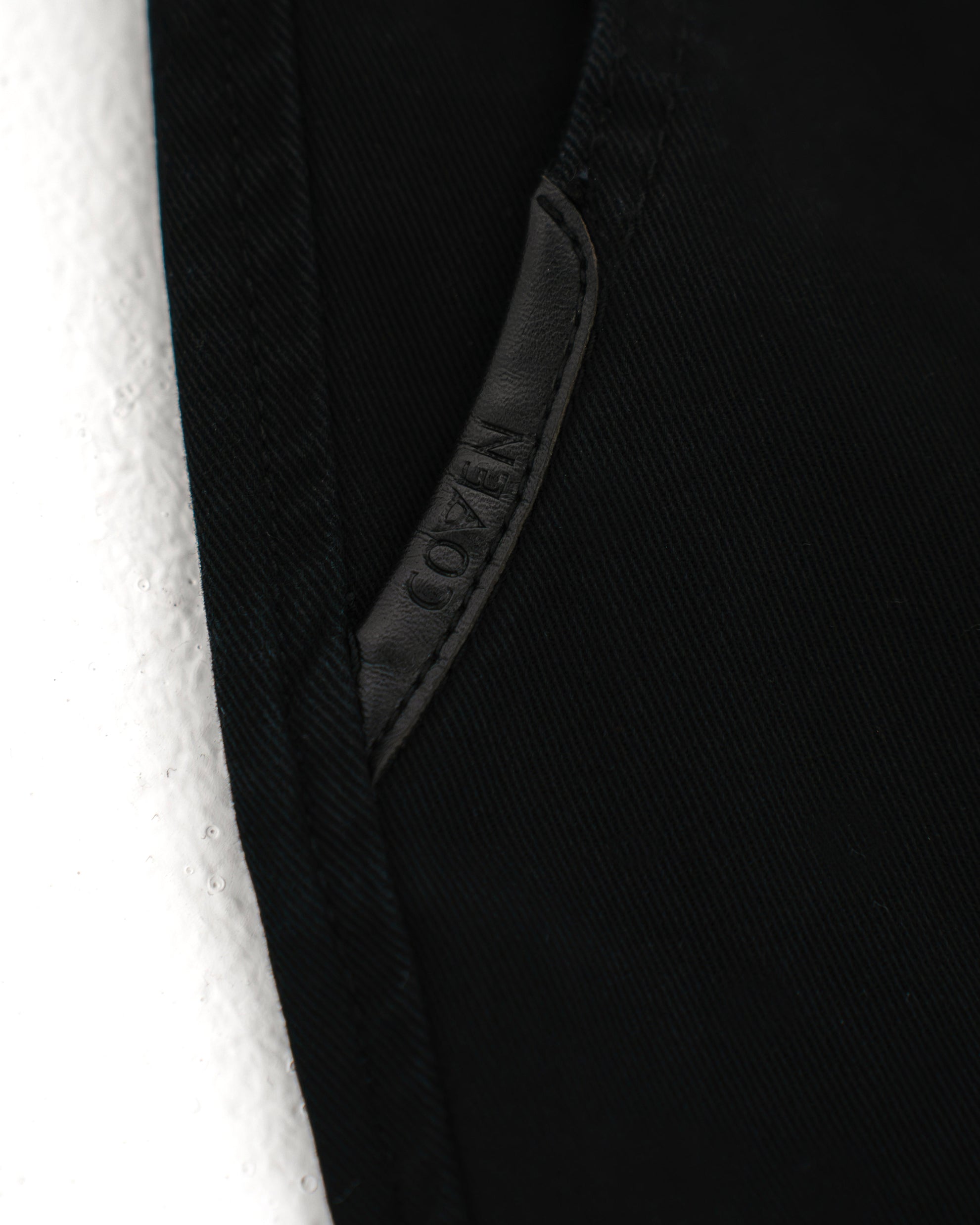 Dead Drop Chino Aeon Coven Camo in Schwarz, Detail des COVEN Reißverschlussbands