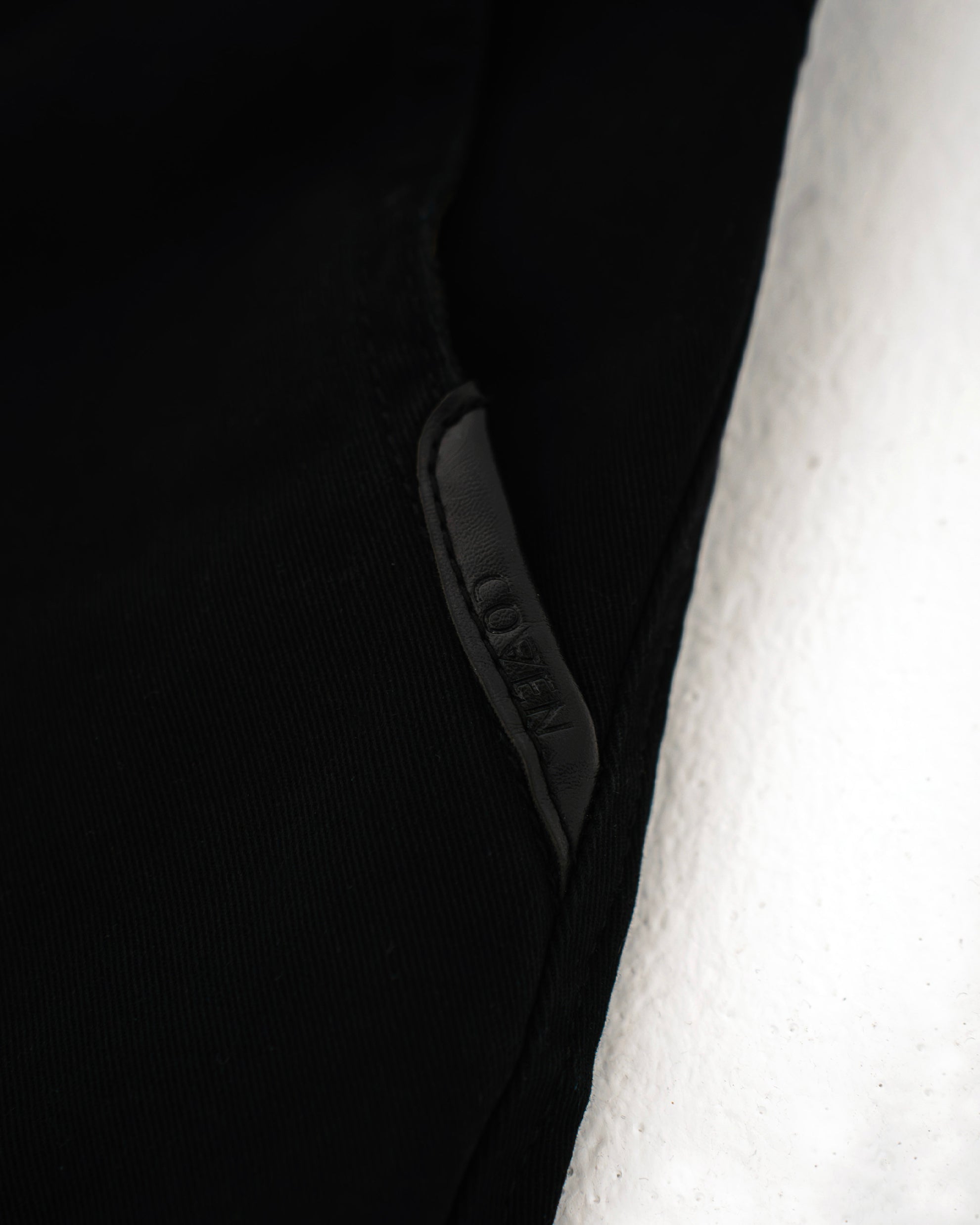 Dead Drop Chino Aeon Tigerstripe in Schwarz, verdeckter Reißverschluss mit COVEN Label