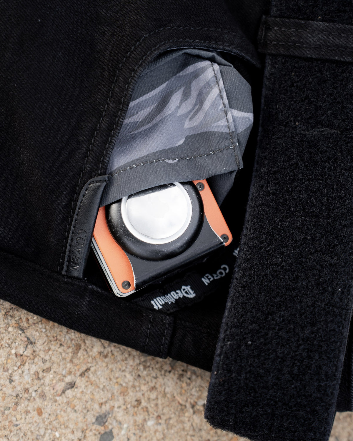 The Wormskin Jeans in Schwarz, Vordertasche aufgehalten mit Futter, Wallet und Klettfläche
