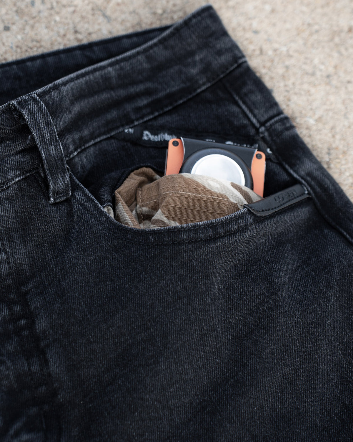 The Wormskin Jeans in Washed Black, Vordertasche mit Wallet im Detail