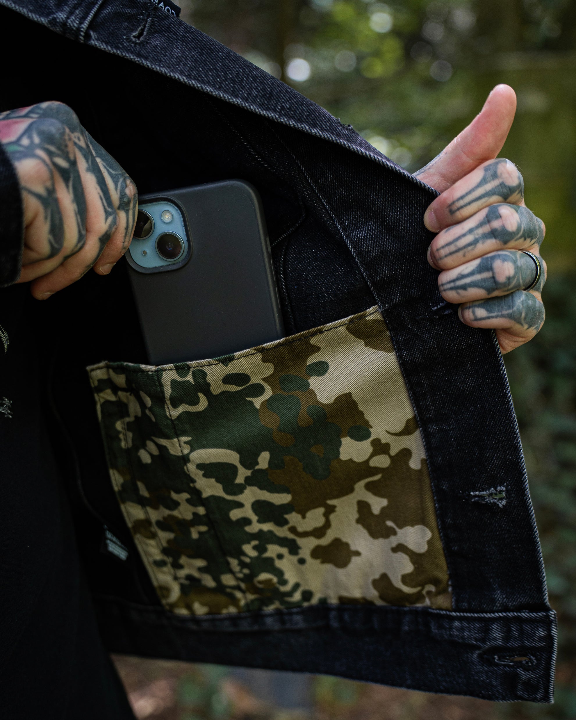 Innentasche der COVEN Trucker Jacket 'Kunduz Drift' mit Smartphone