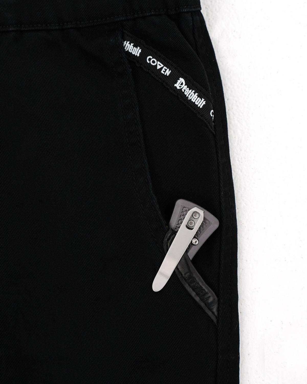 Dead Drop Chino Aeon Coven Camo in Schwarz, Reißverschluss der Seitentasche mit COVEN Zipper