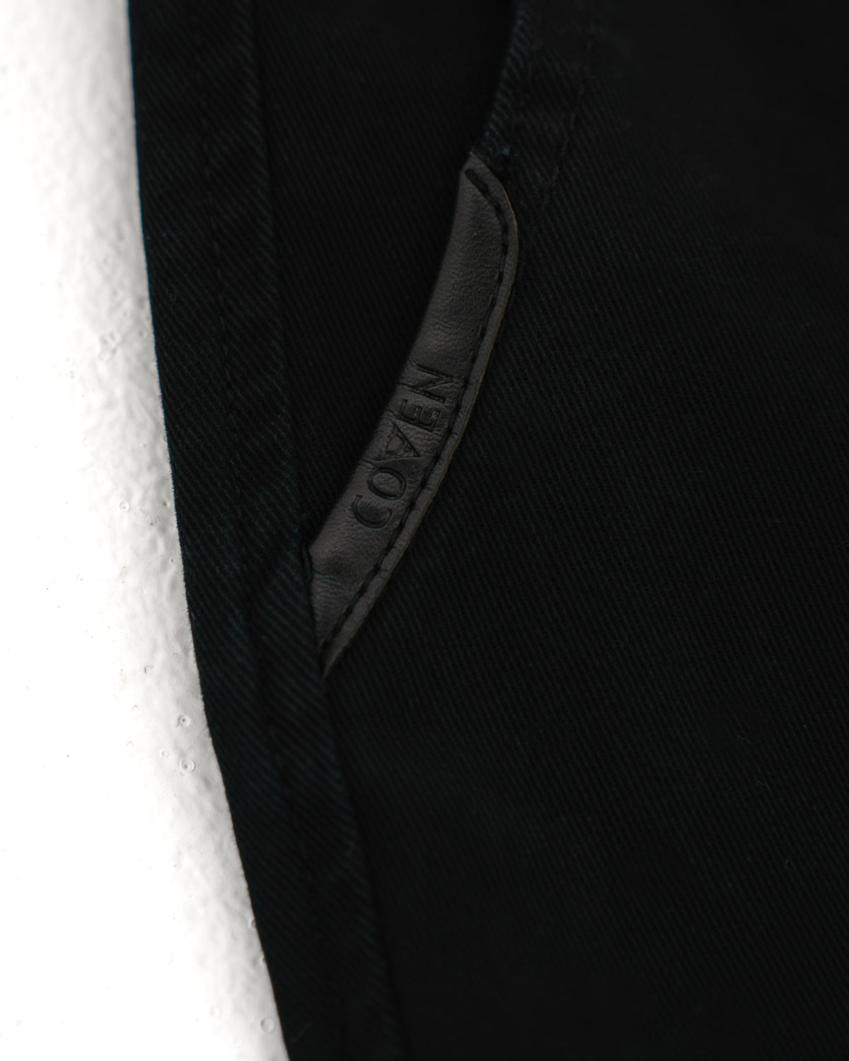 Dead Drop Chino Aeon Tigerstripe in Schwarz, Detail des COVEN Reißverschlussbands