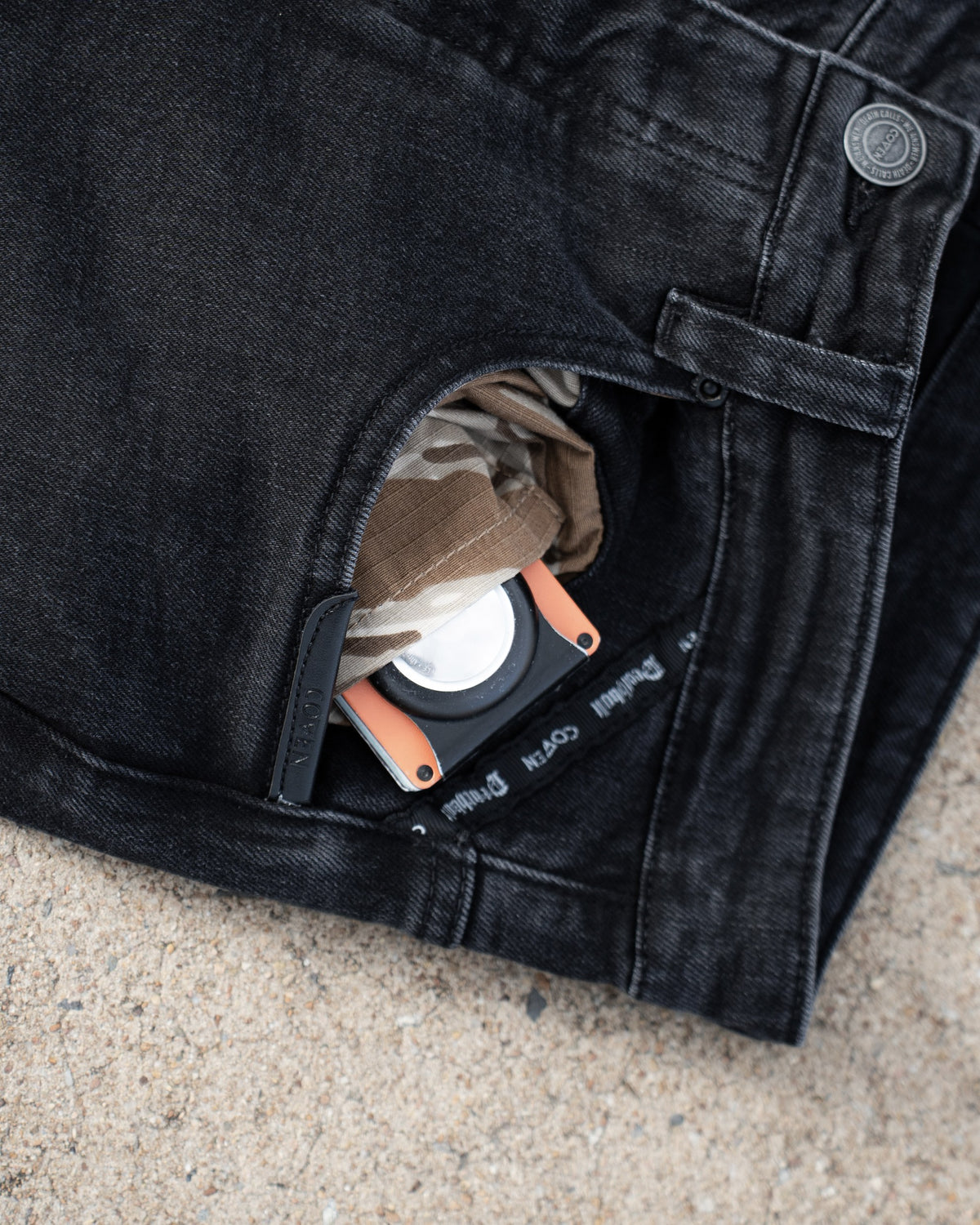 The Wormskin Jeans in Washed Black, Vordertasche mit Wallet und Taillenknopf