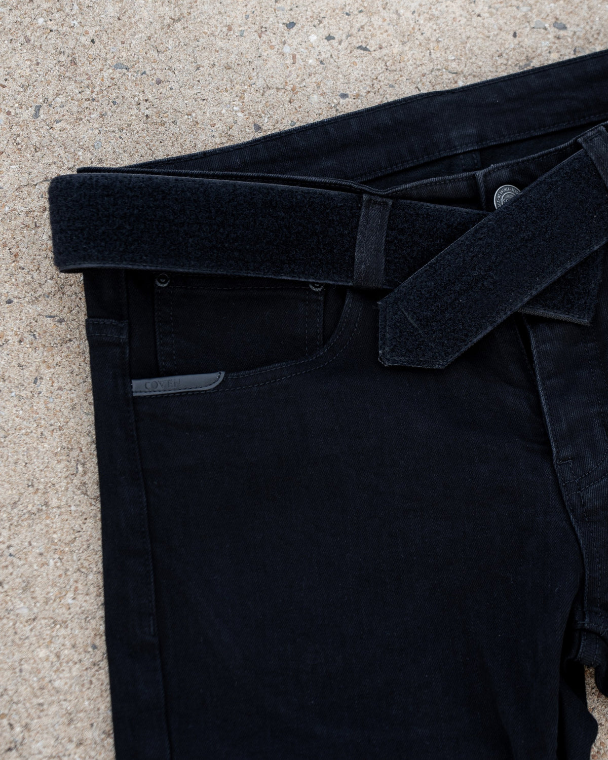 The Wormskin Jeans in Schwarz, Bund mit aufgelegtem Klettgürtel