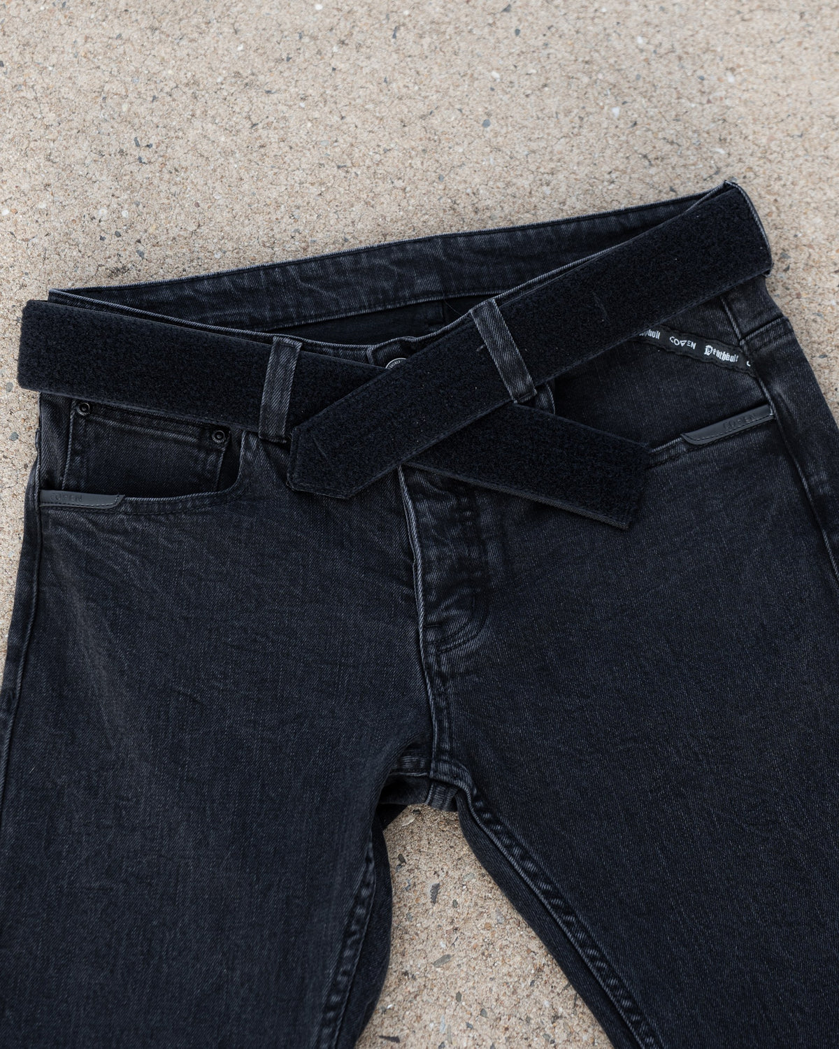 The Wormskin Jeans in Washed Black, Bund mit aufgelegtem Klettgürtel