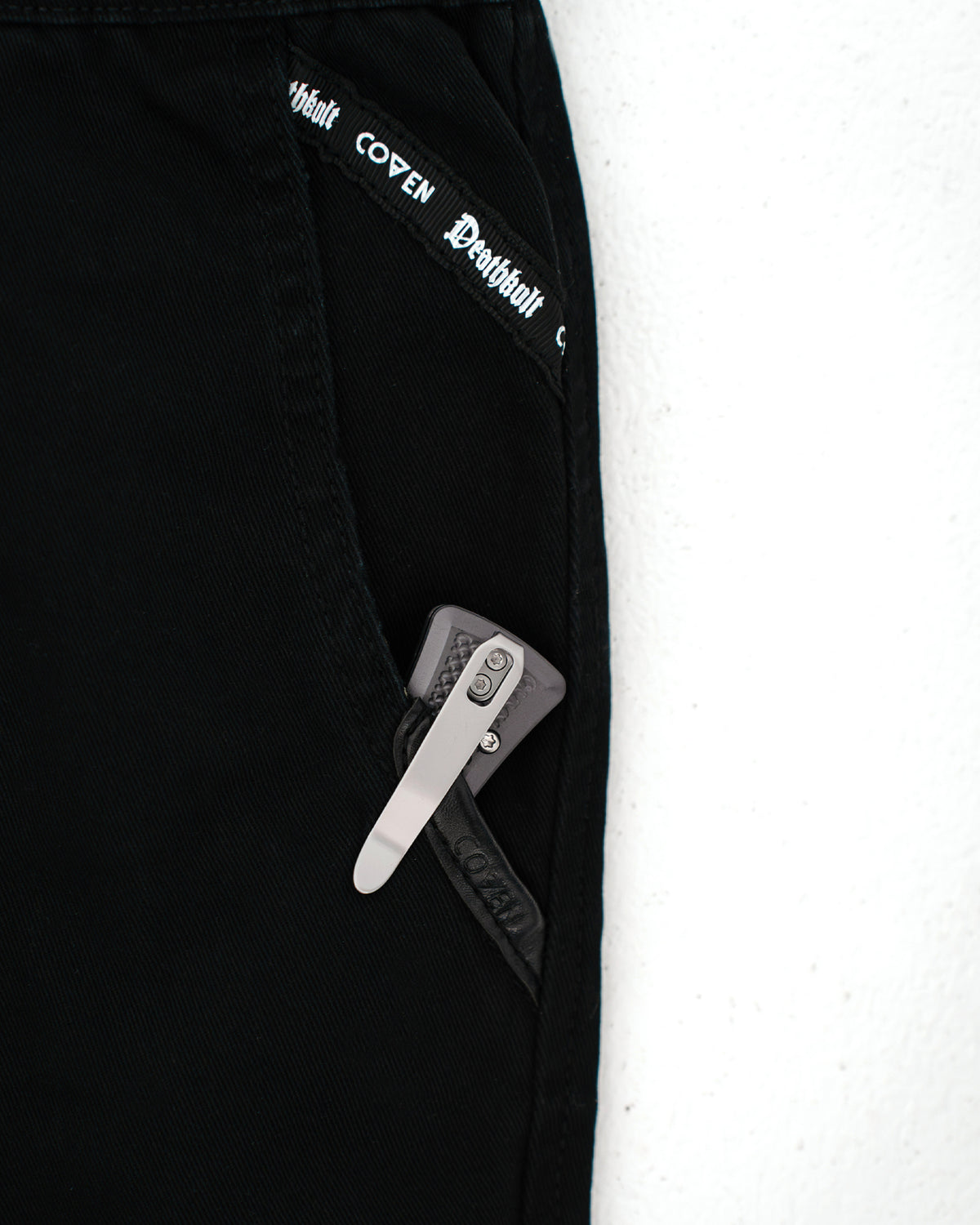 Dead Drop Chino Aeon Coven Camo in Schwarz, seitliche Reißverschlusstasche im Detail