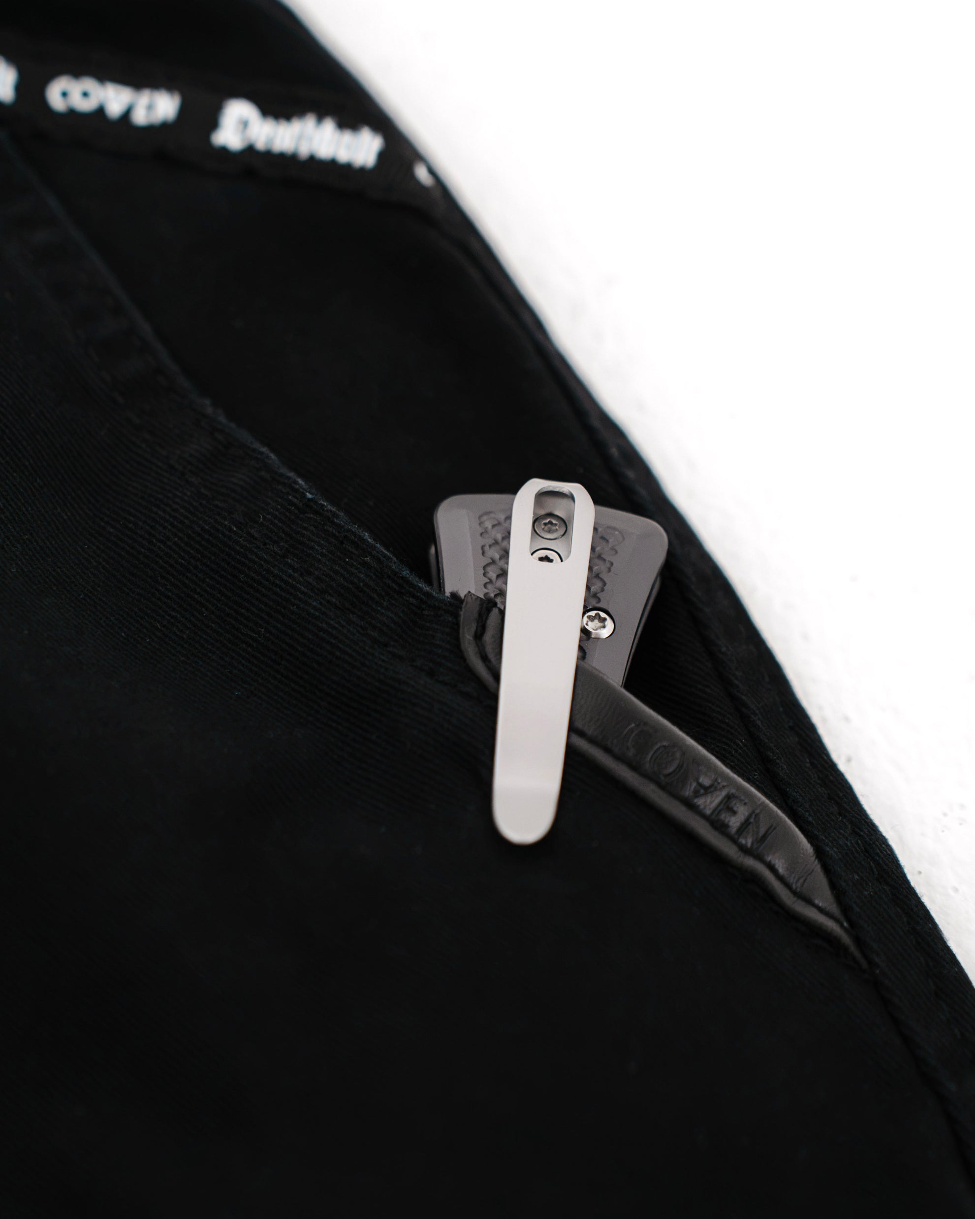 Dead Drop Chino Aeon Tigerstripe in Schwarz, Hüfttasche mit Reißverschluss und COVEN Zipper