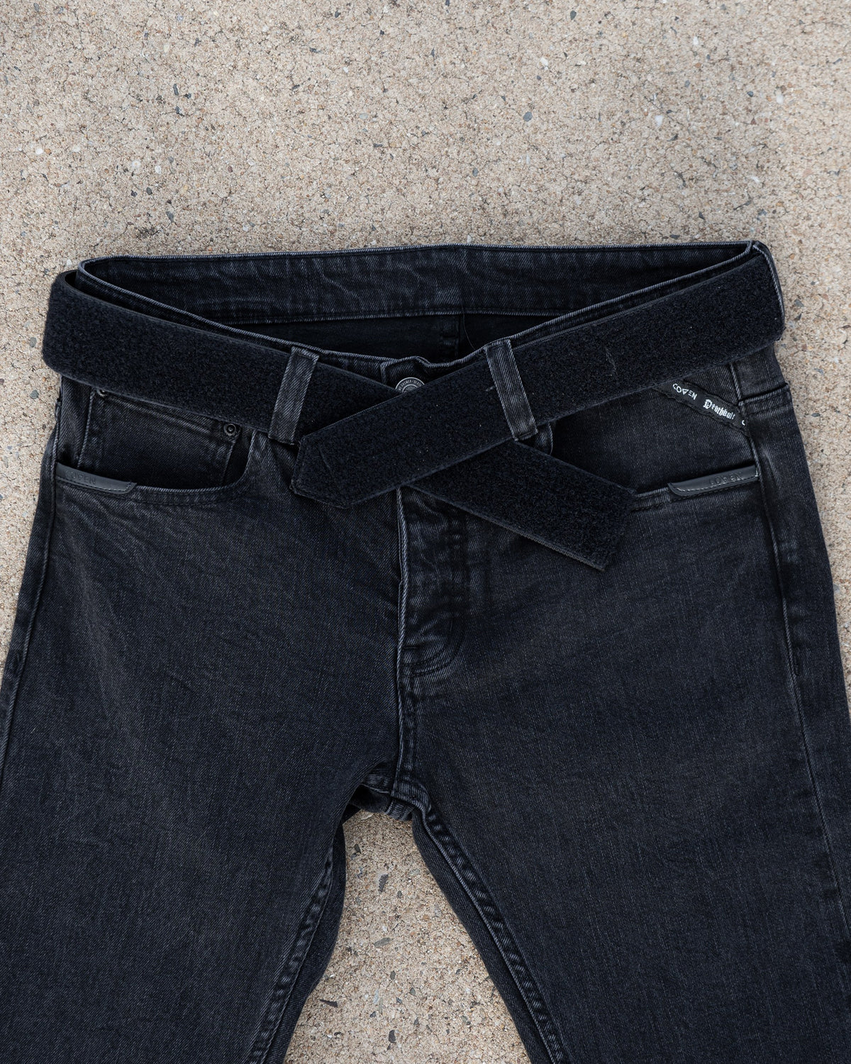 The Wormskin Jeans in Washed Black, Bund mit Klettgürtel im Detail