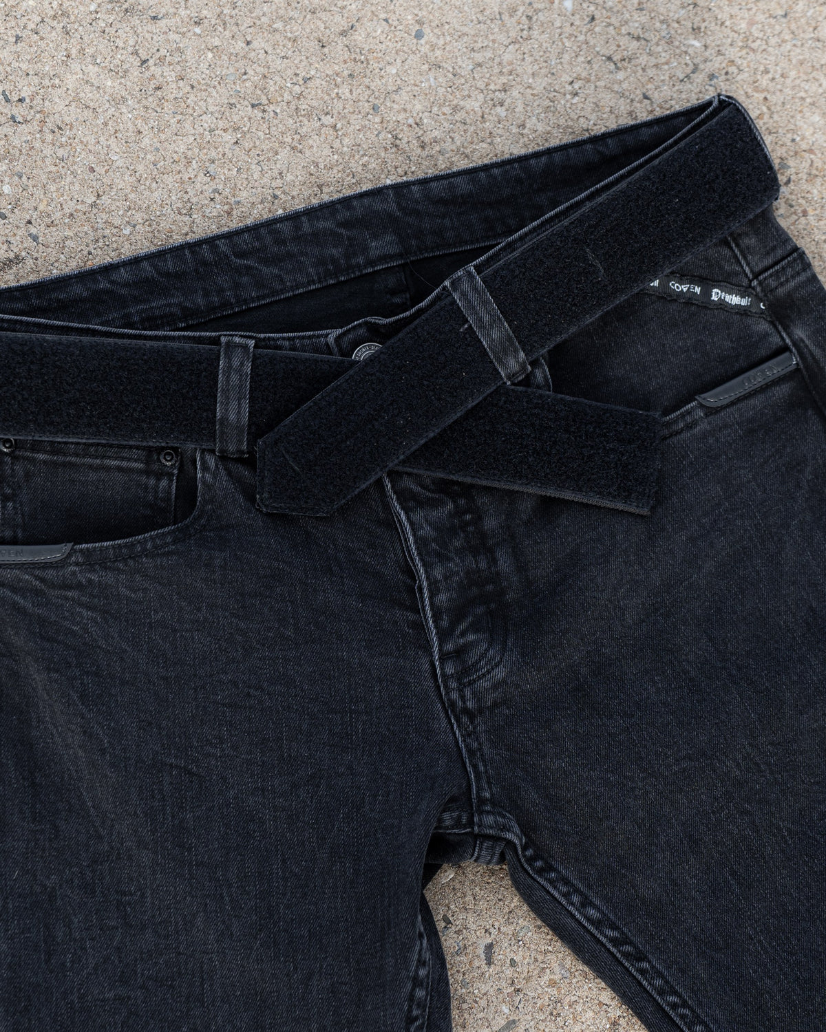 The Wormskin Jeans in Washed Black, Bund mit Klettgürtel in Schrägansicht