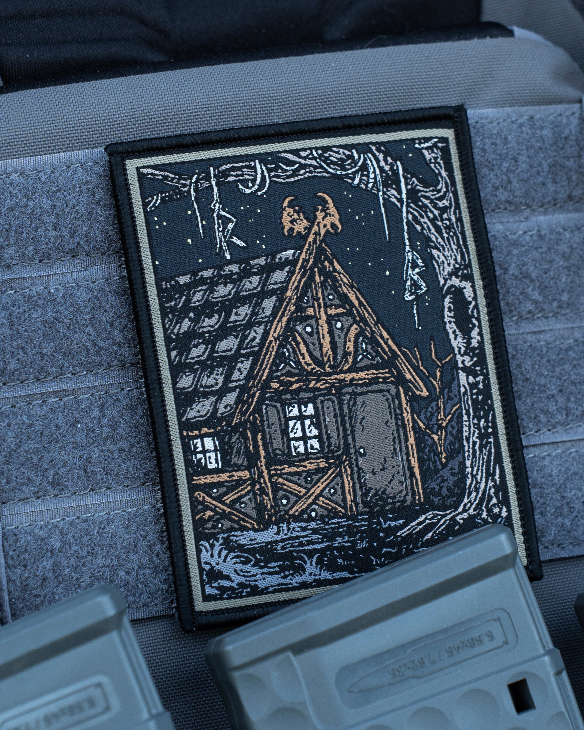 COVEN Patch Das süße Heiligtum, getragen an Plate Carrier