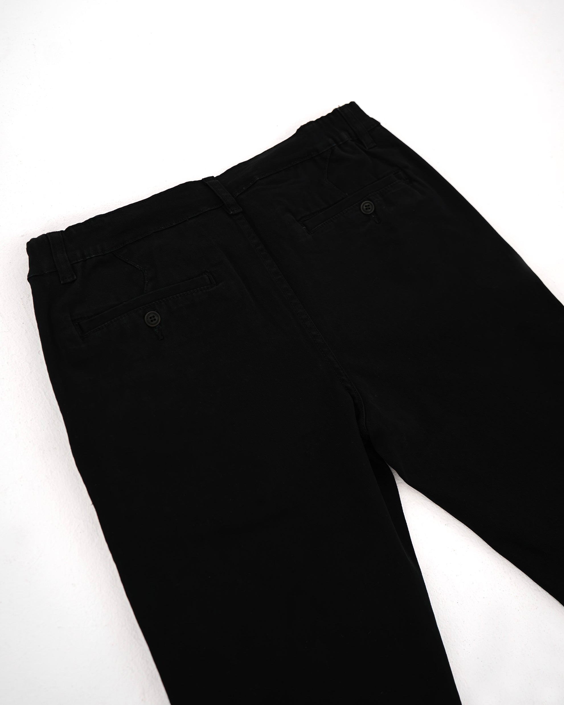 Dead Drop Chino Aeon Coven Camo in Schwarz, Seitenansicht mit Beinnaht und Schnittführung