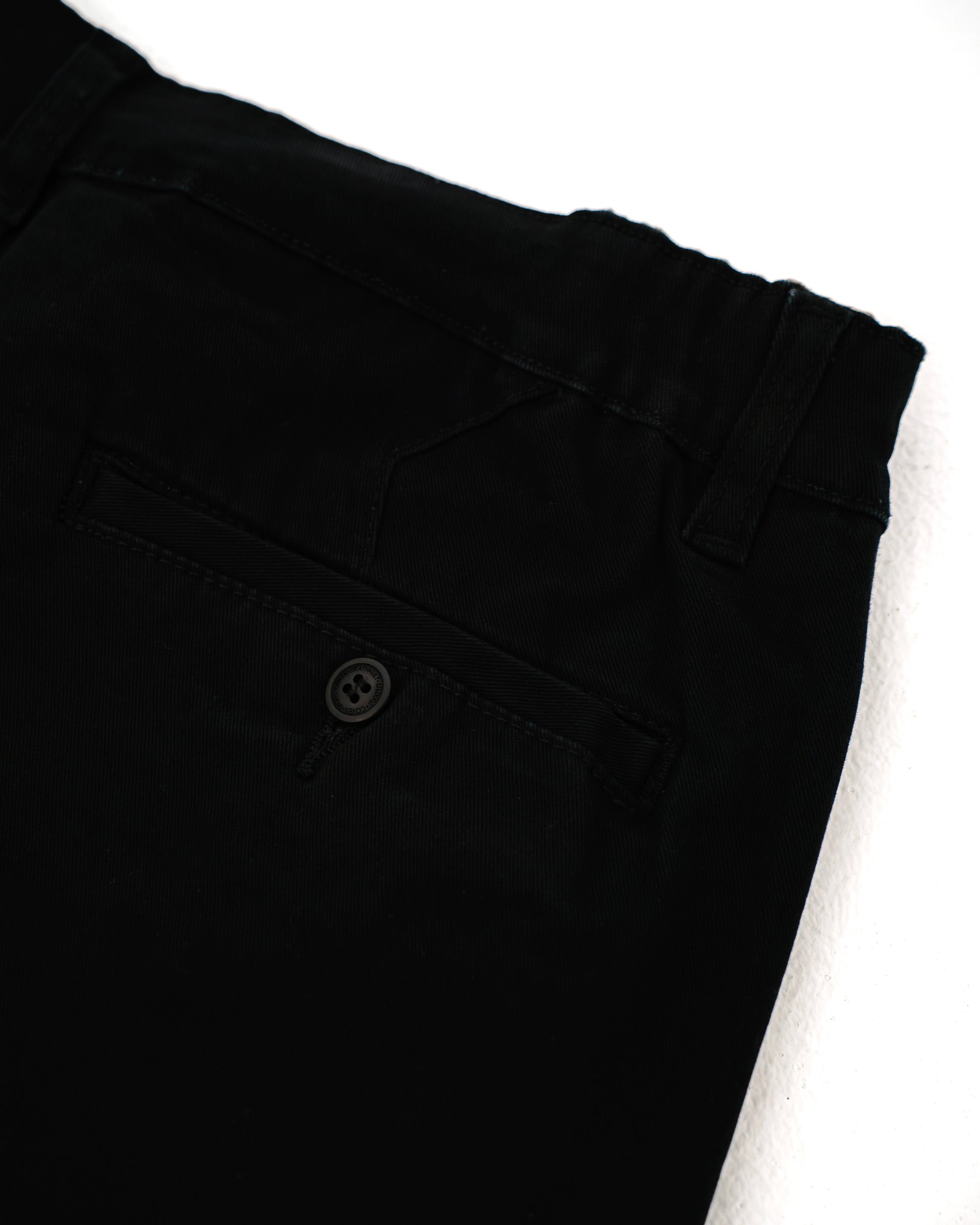 Dead Drop Chino Aeon Tigerstripe in Schwarz, Gesäßtasche mit Reißverschluss im Detail