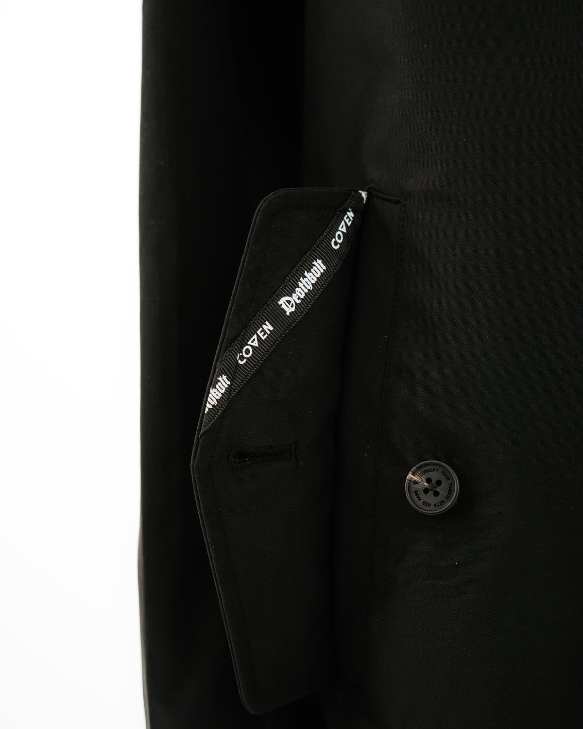 The Pariah Harrington Jacke in Schwarz, geöffnete Innentasche mit COVEN Deathkult Webband